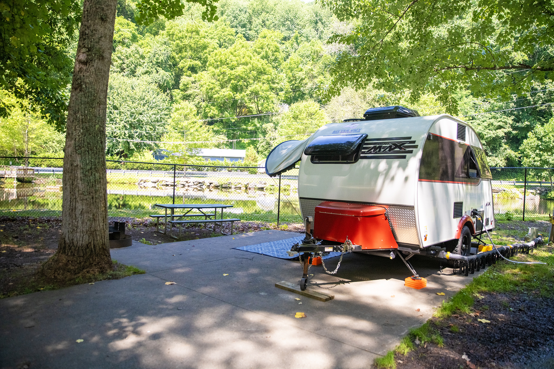 RV 58, Back-In 50/30 AMPS FHU, Ponds