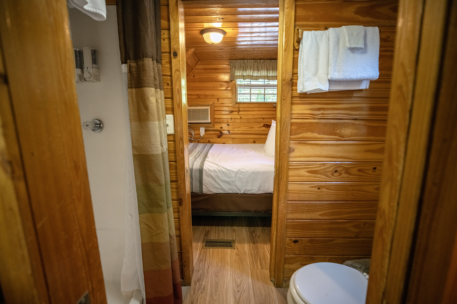 DC226 - Deluxe Cabin, 2 Room with Loft, River