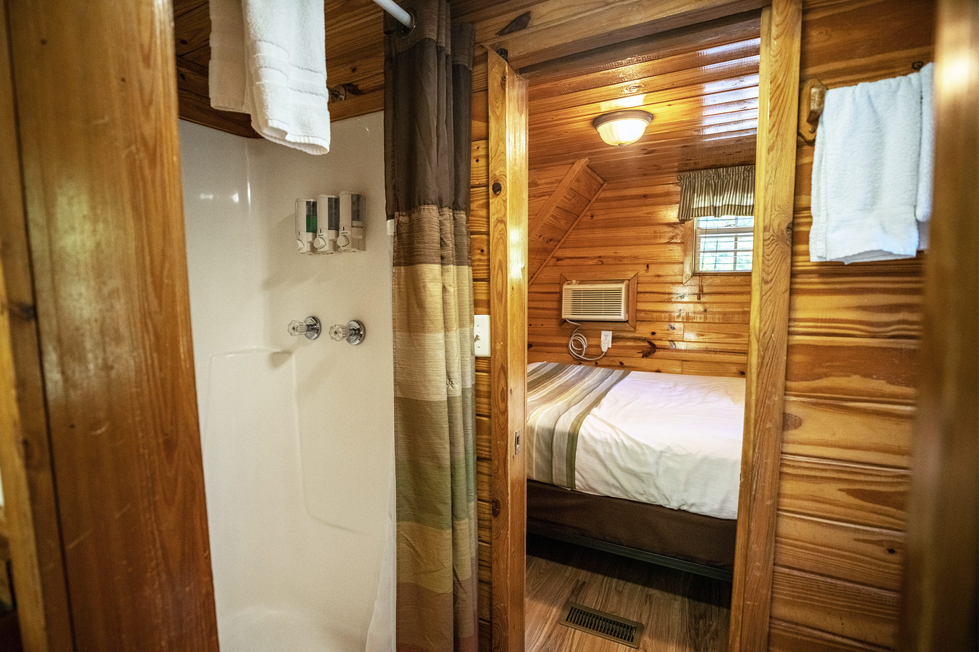 DC226 - Deluxe Cabin, 2 Room with Loft, River