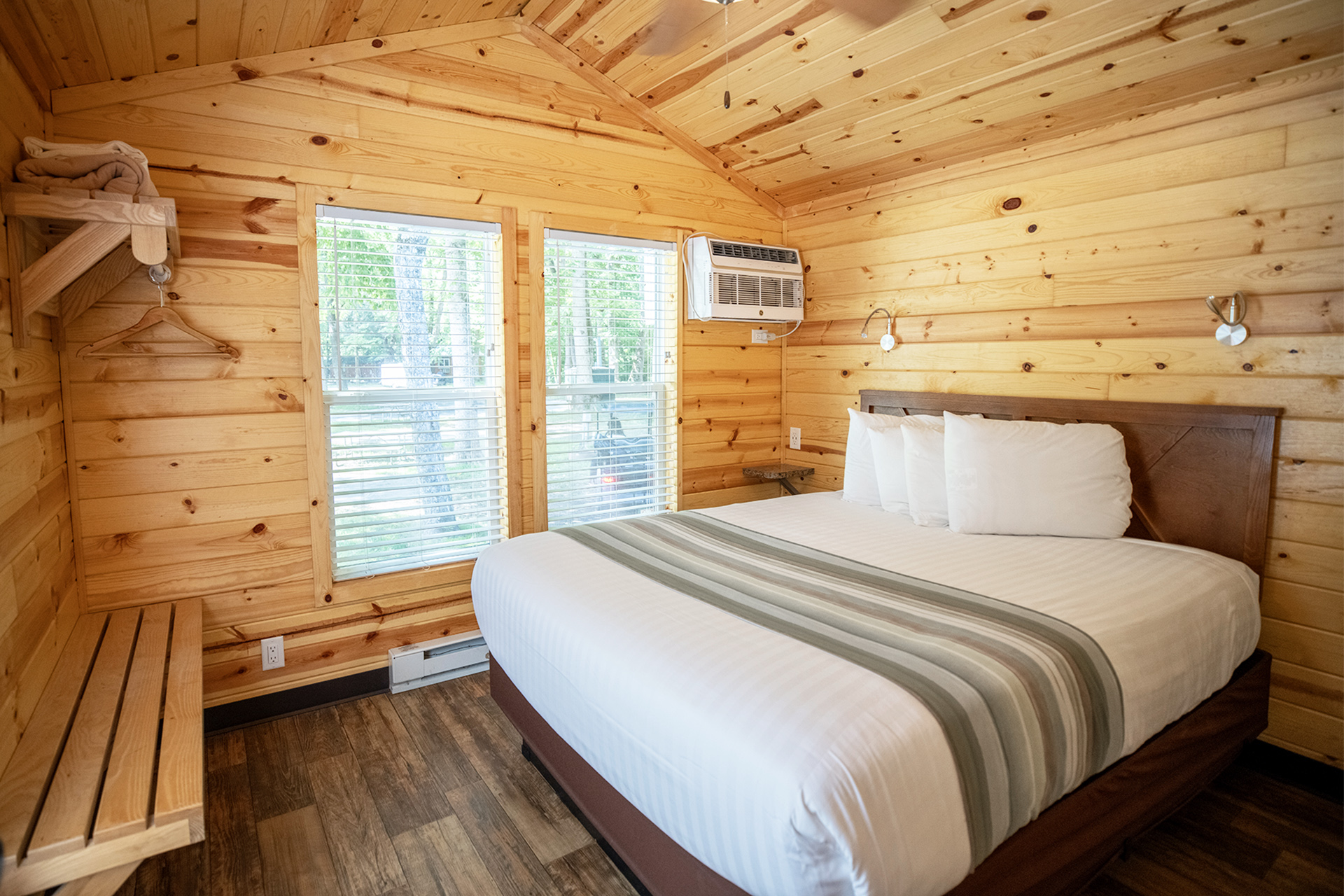 DC245 - Deluxe Cabin, 2 Room, River