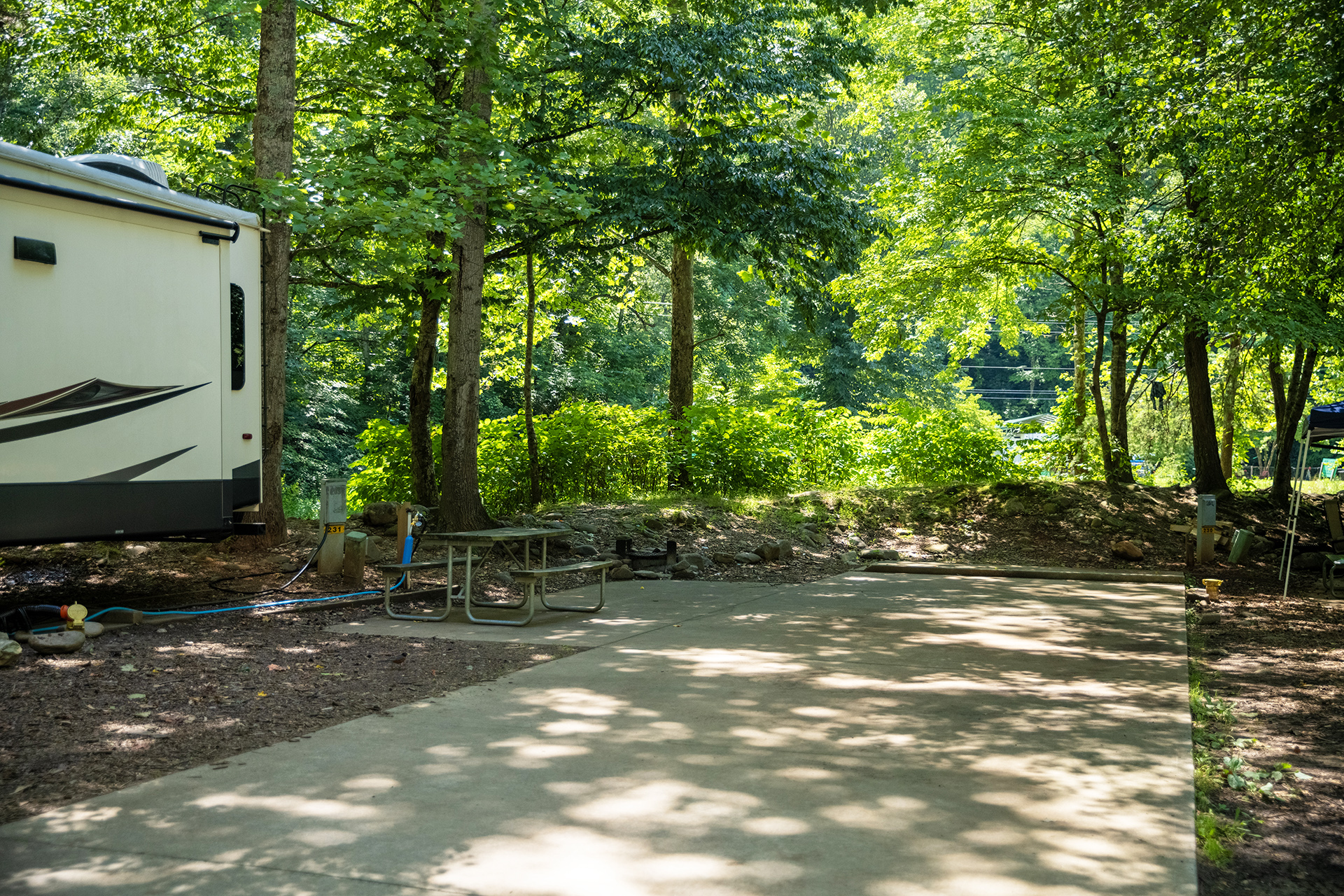 RV 230, Back-In 50/30 AMPS FHU, River