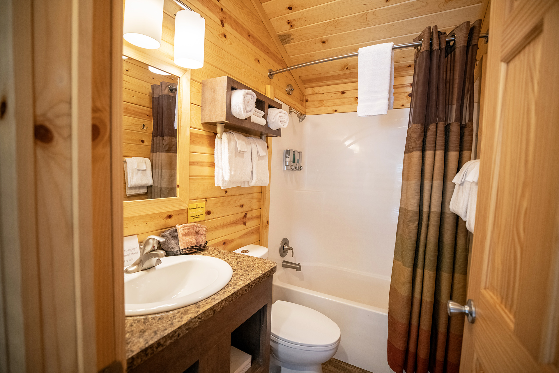 DC245 - Deluxe Cabin, 2 Room, River
