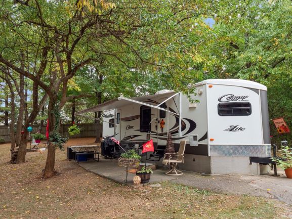 30/20 AMP Full Hookup Back in W/Concrete Patio