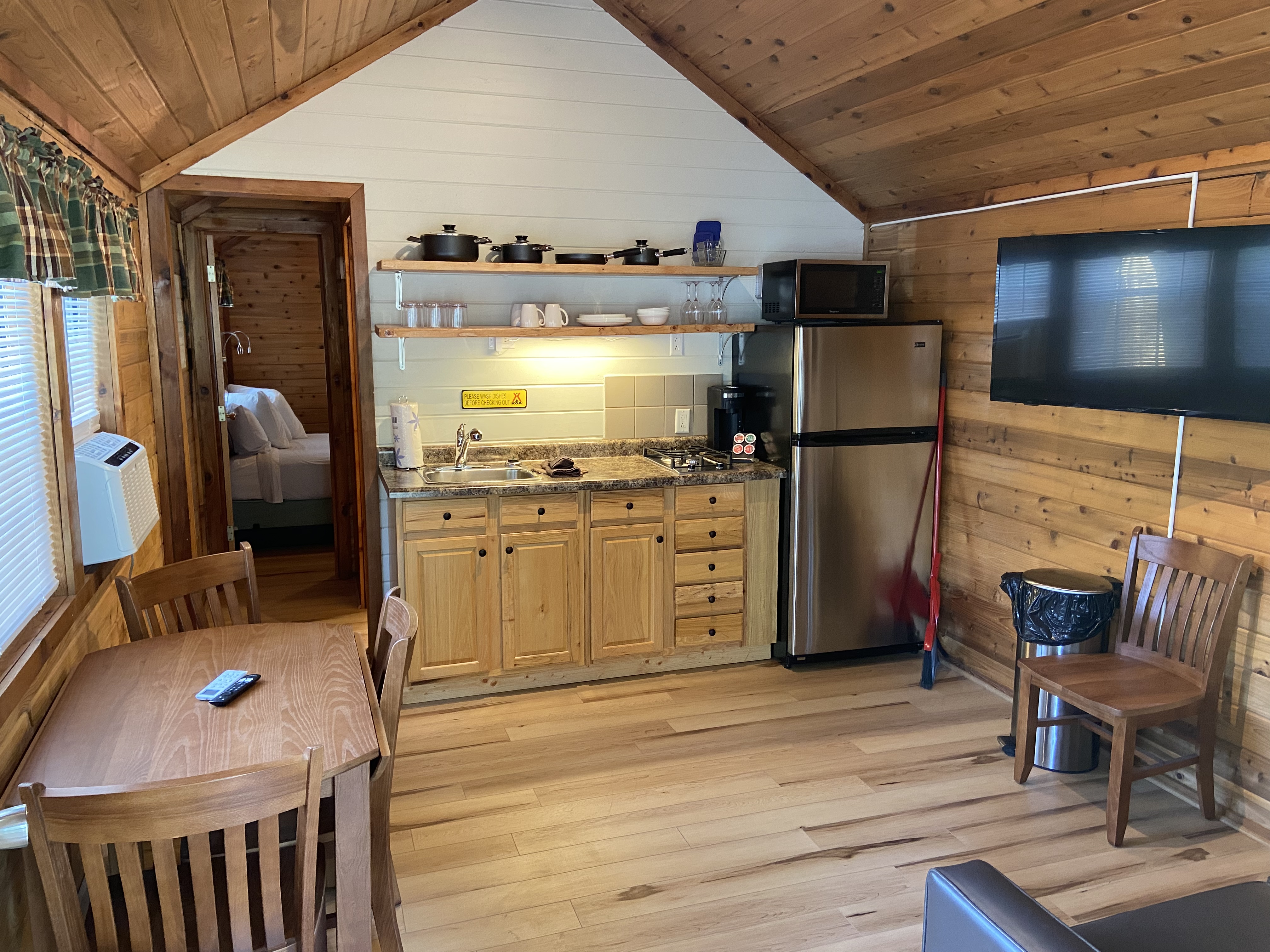 Deluxe Cabin w/ swing DC08