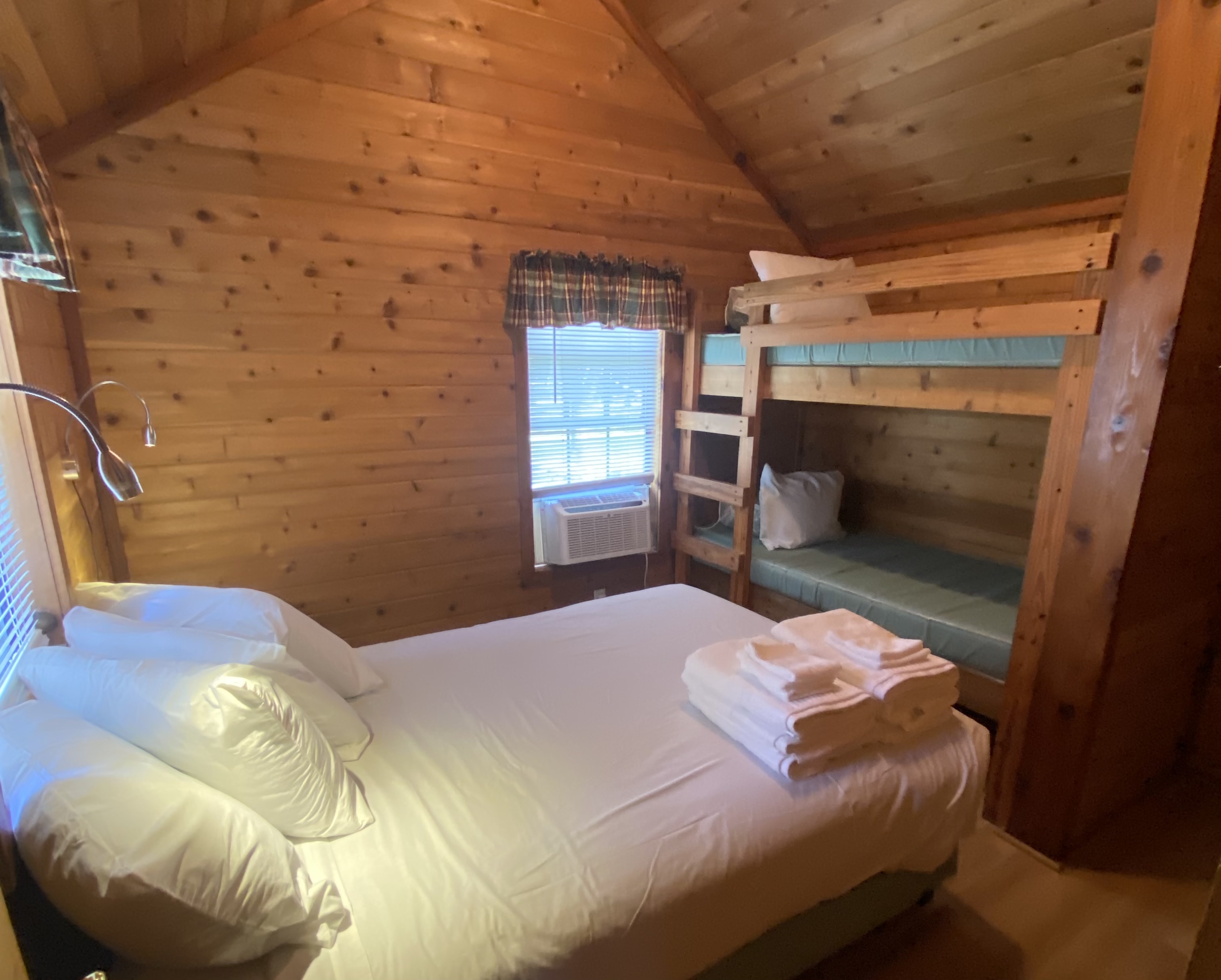 Deluxe cabin with swing bedroom, full-size bed with bunks