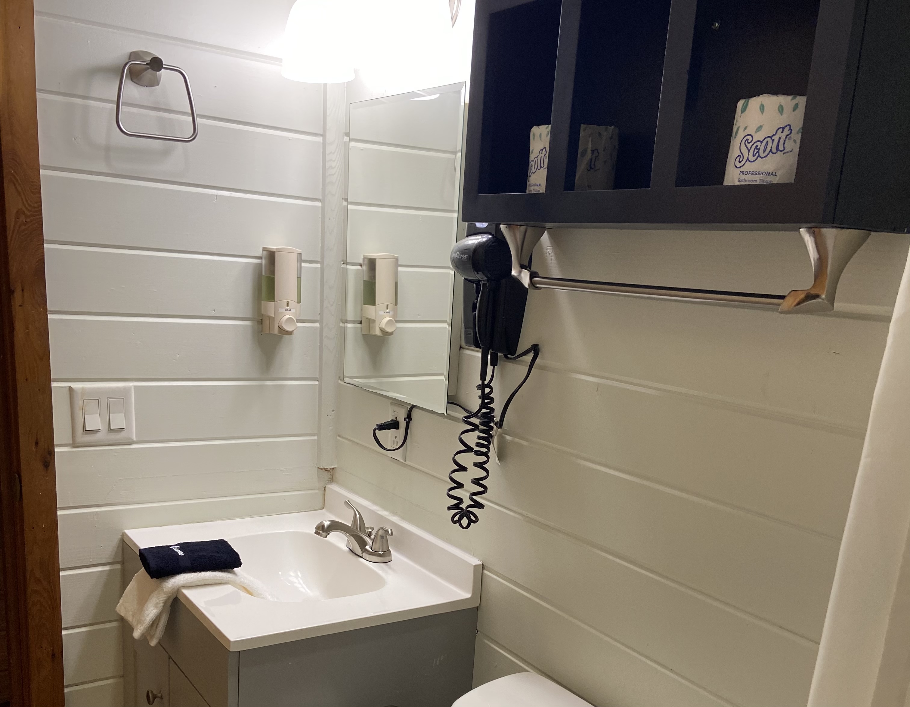 Deluxe cabin with swing bathroom