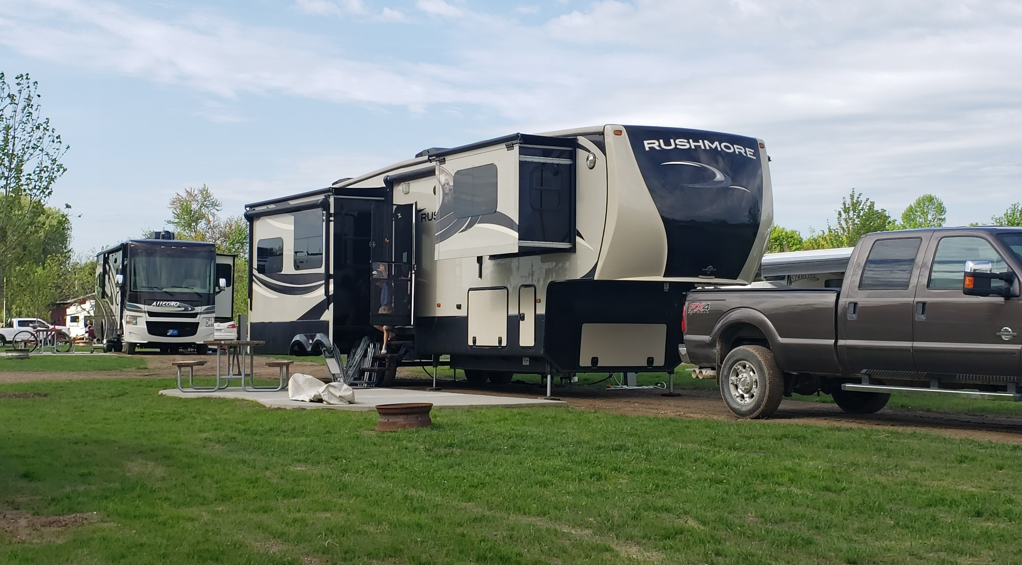 Satellite Friendly with patio