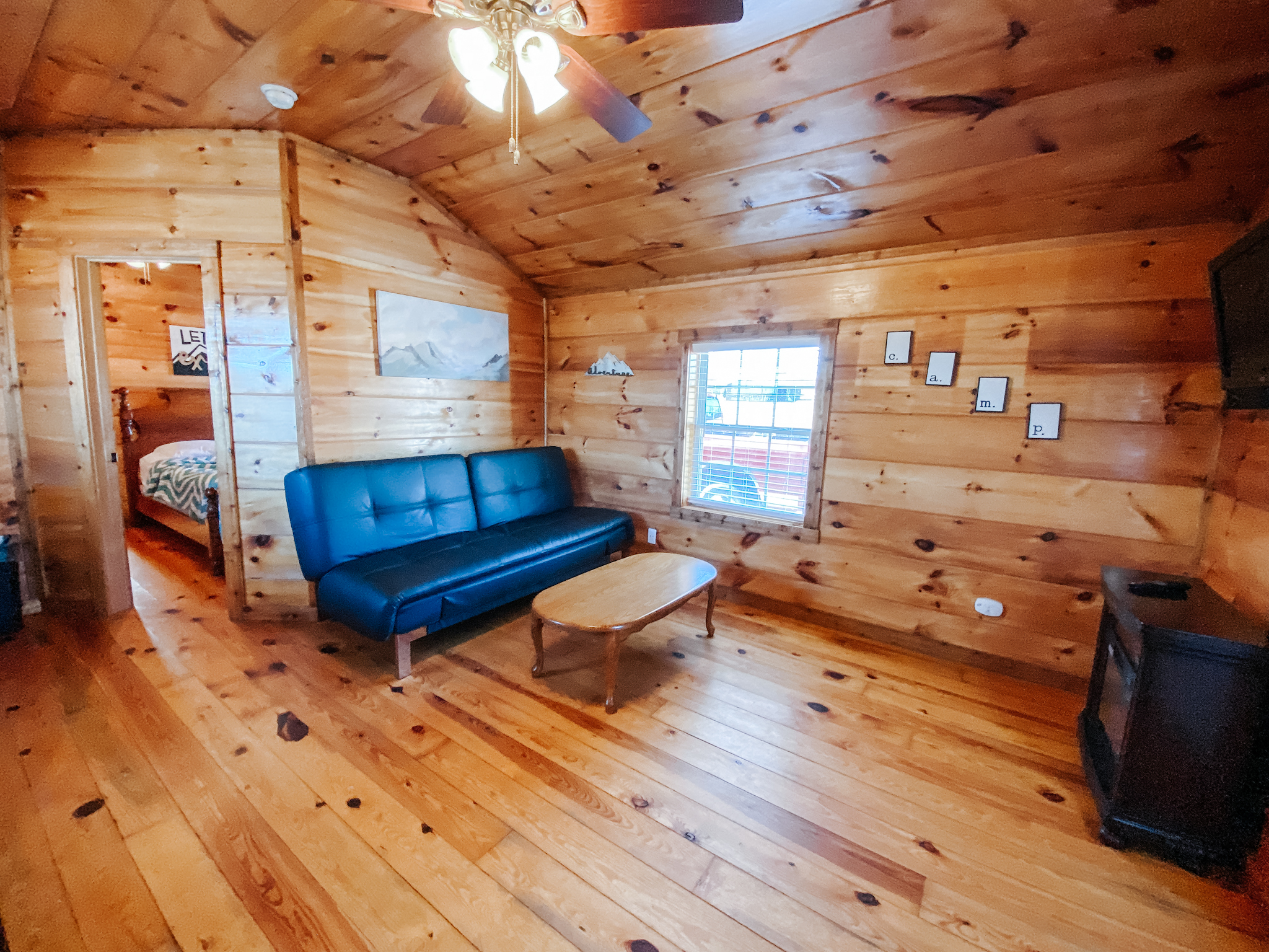 Cabin KOA Patio, Living