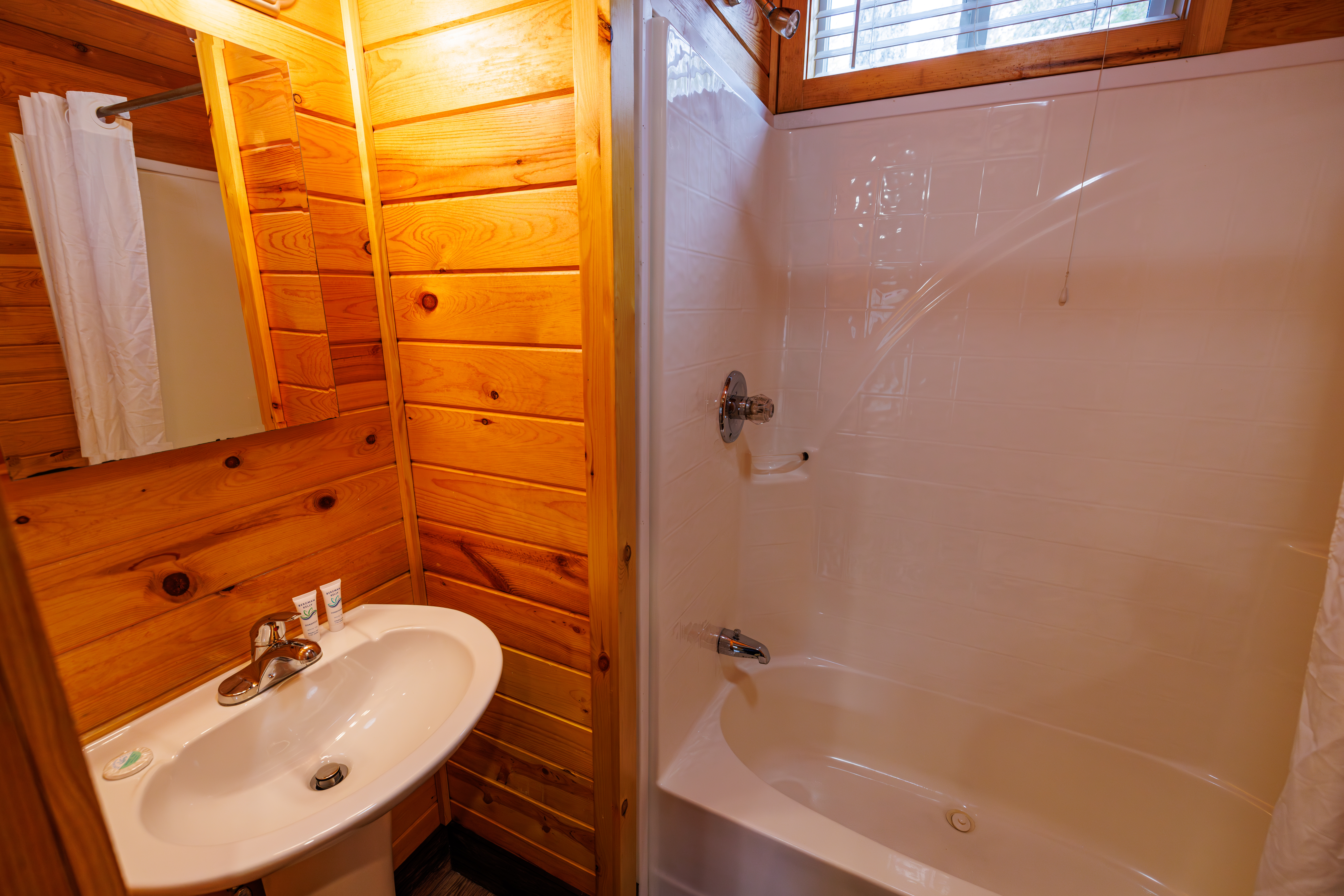 Cabin 83-Pet Friendly-four person-bathroom