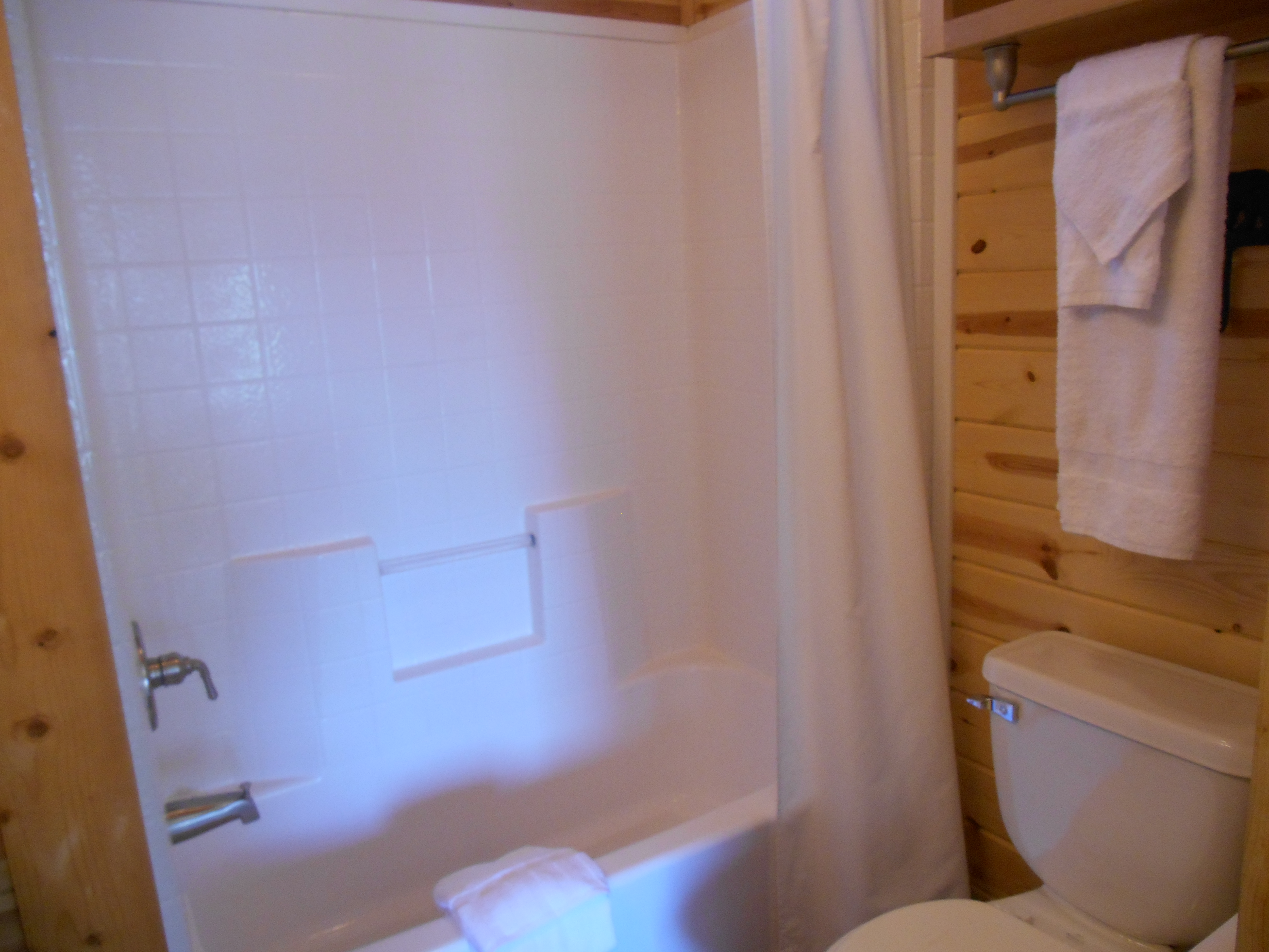 K3 K4 Bathroom with tub shower