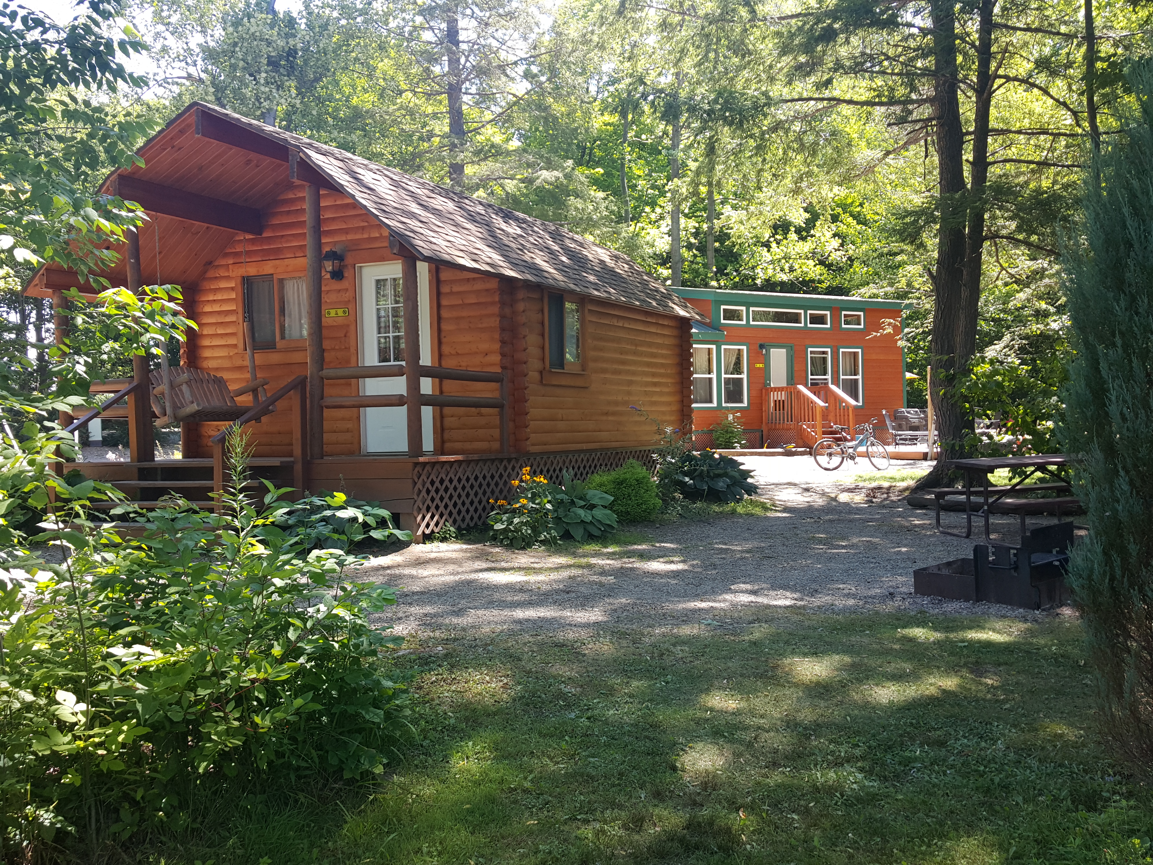 Deluxe Cabin, Full size bed, sleeps 4 (083)