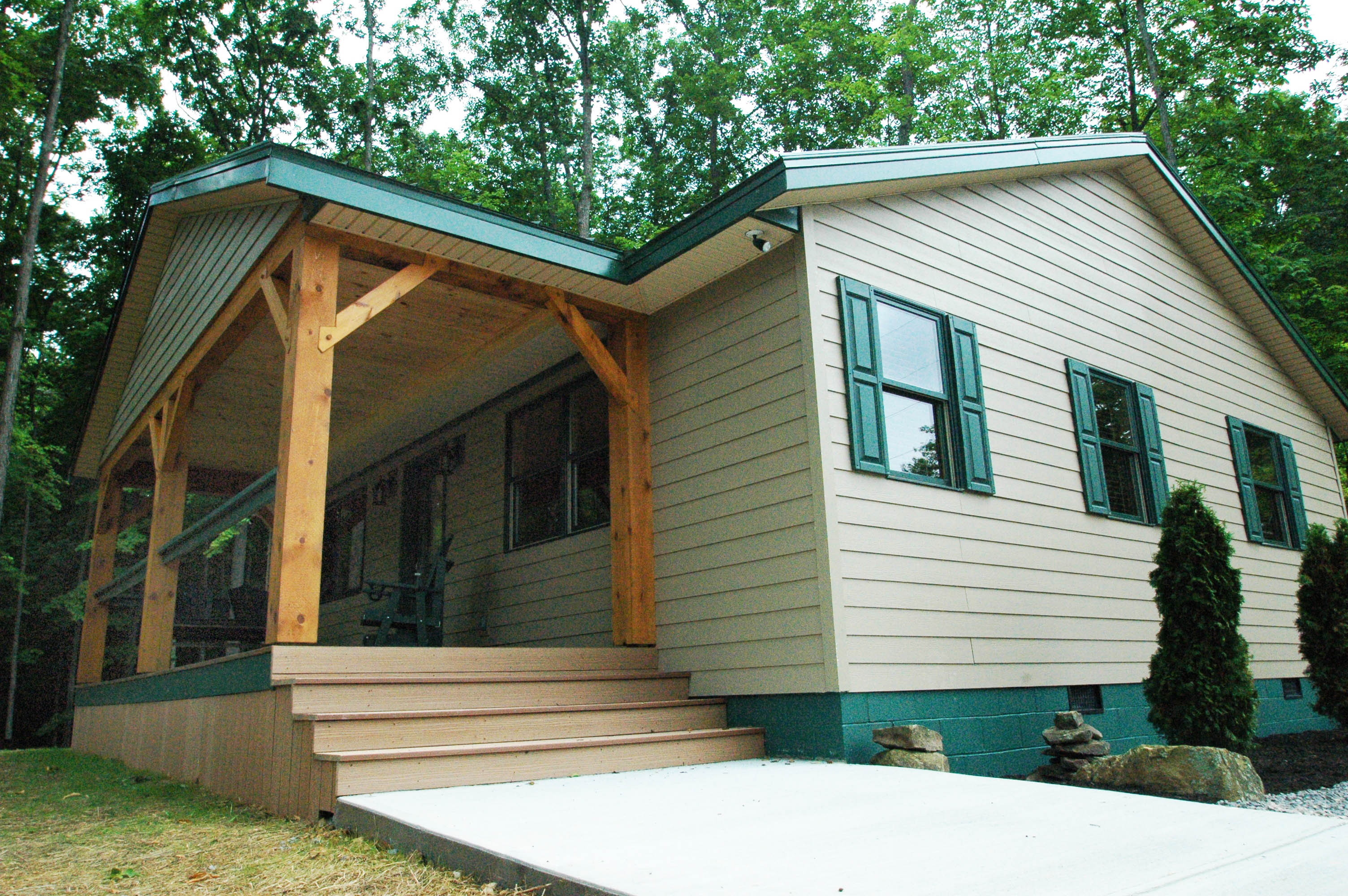 Our Deluxe cabin offers the ideal night for a family of 4 with a sofa bed, 2 twin beds, a queen bed, and a bathroom.  The cabin's benefits include a full kitchen, a TV, outdoor seating, and a fire ring.