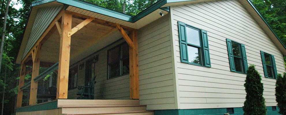 Our Deluxe cabin offers the ideal night for a family of 4 with a sofa bed, 2 twin beds, a queen bed, and a bathroom.  The cabin's benefits include a full kitchen, a TV, outdoor seating, and a fire ring.