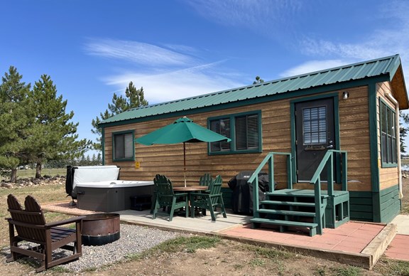 Deluxe Cabin (Full Bath with Shower), Patio With Private Hot Tub (4 People Max)