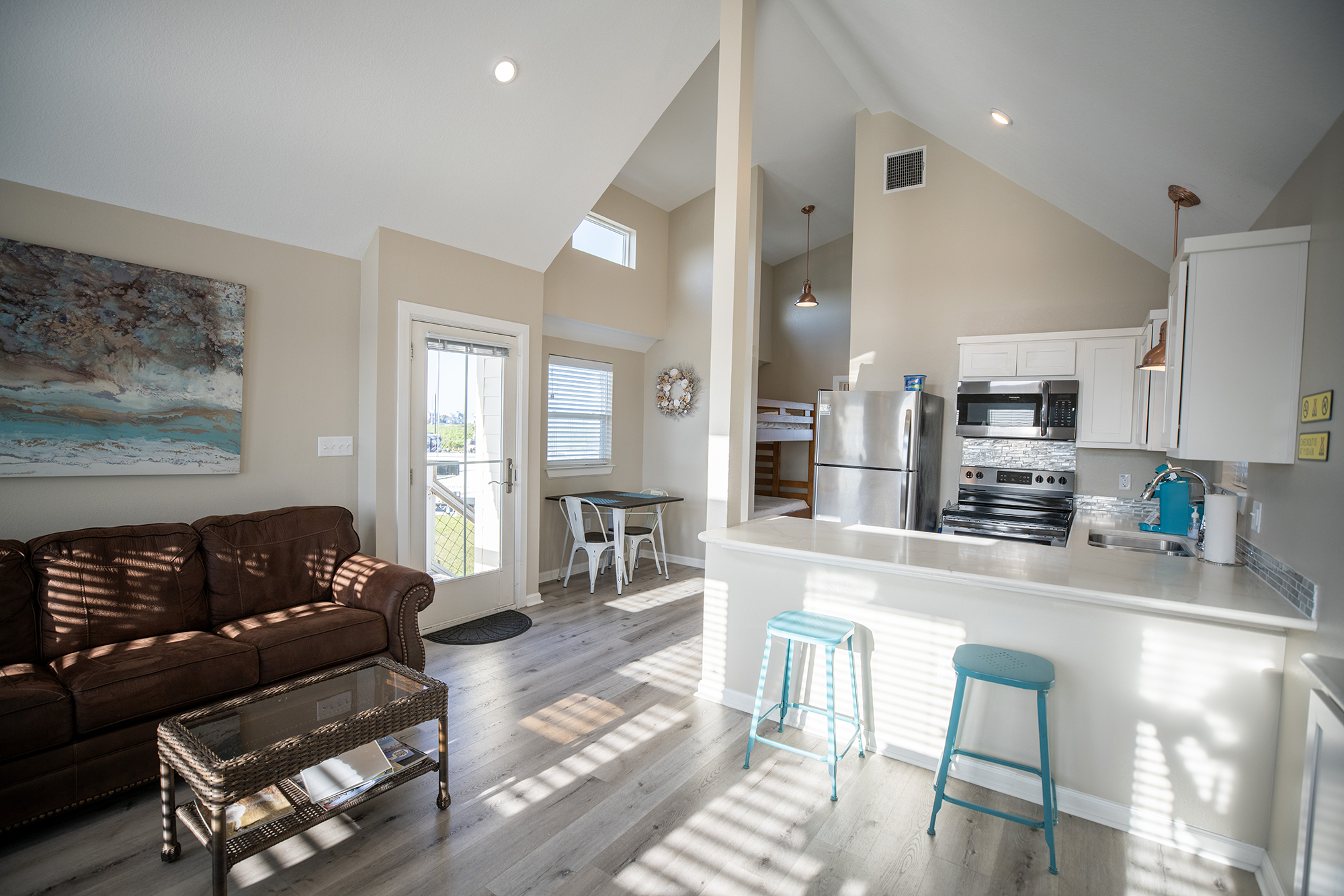 Deluxe Cabin A (Aqua Vista) - Elevated, Sleeps 6