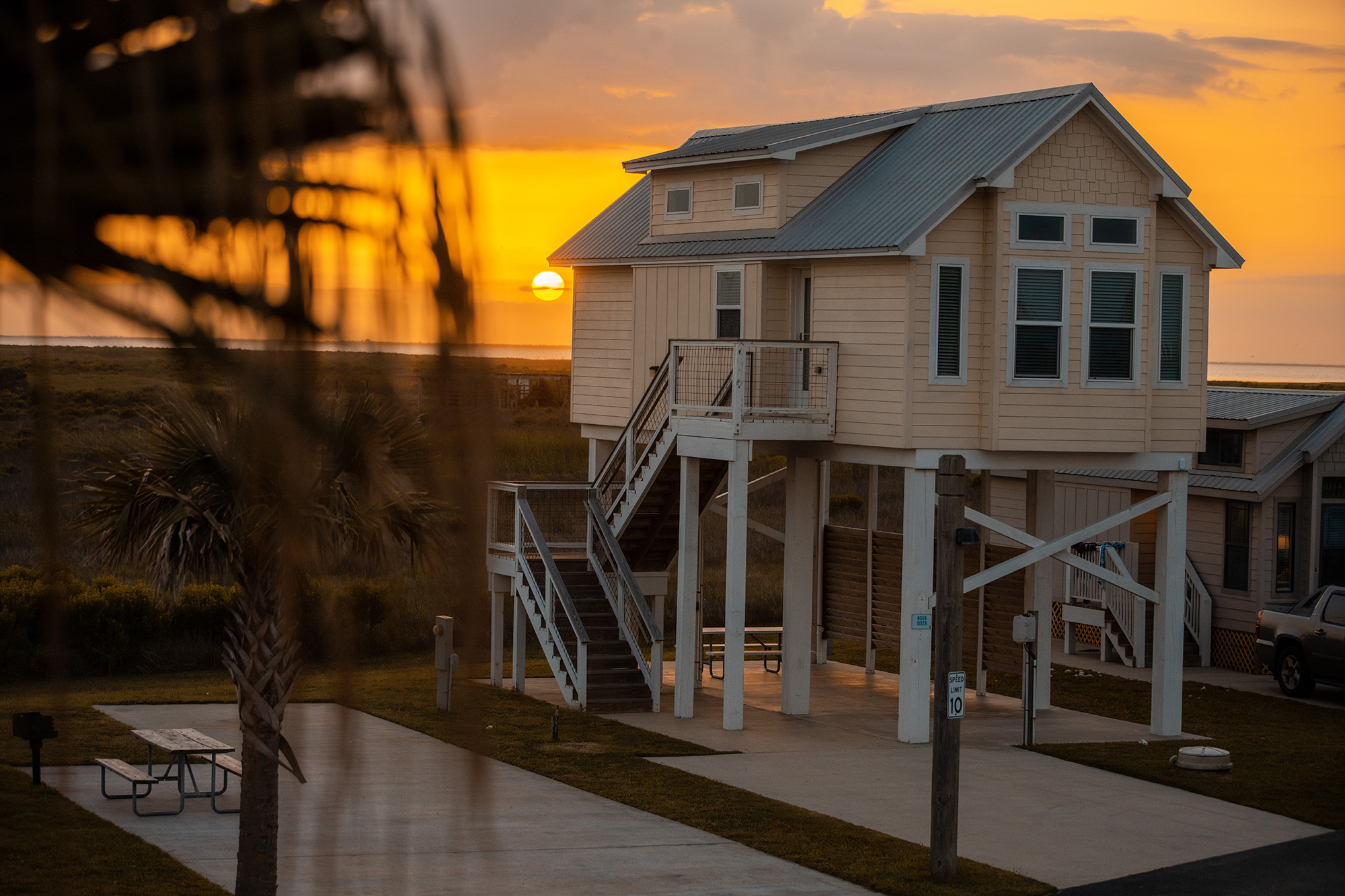 Deluxe Cabin A (Aqua Vista) - Elevated, Sleeps 6
