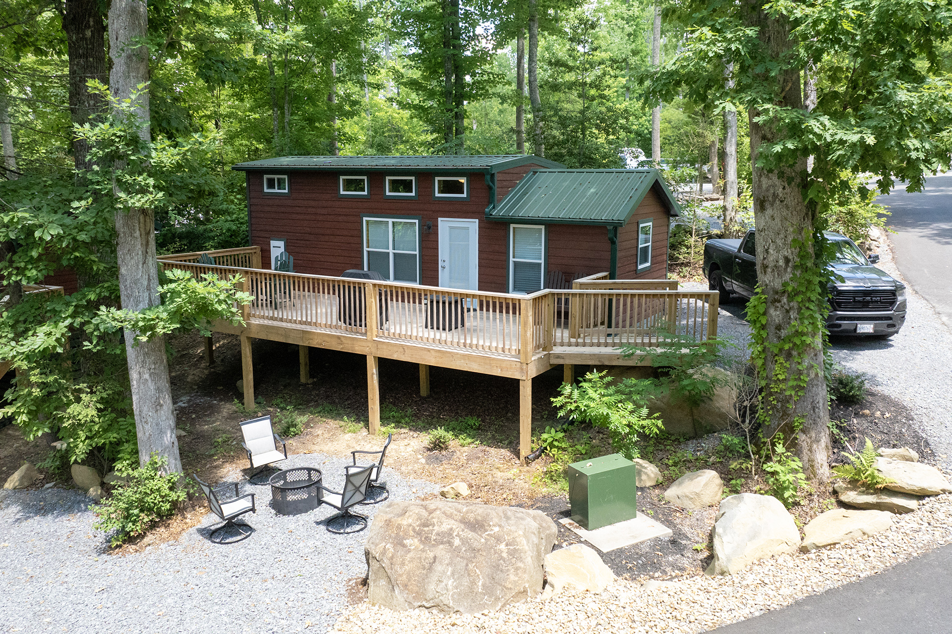 DC3 - Deluxe Cabin, 1 Room with Loft and KOA Patio® - Accessible