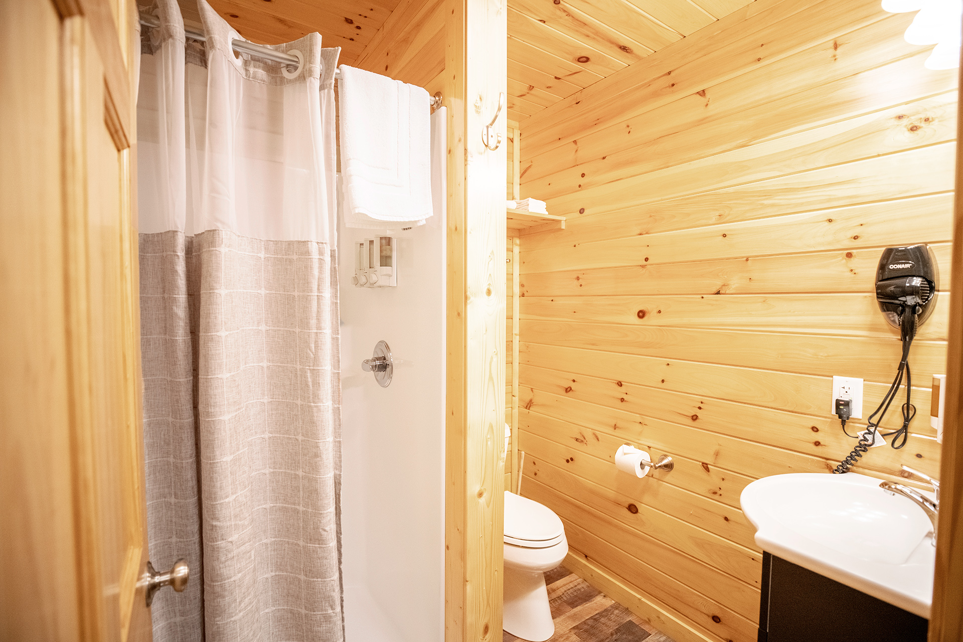 DC24 - Deluxe Cabin, Studio with Patio