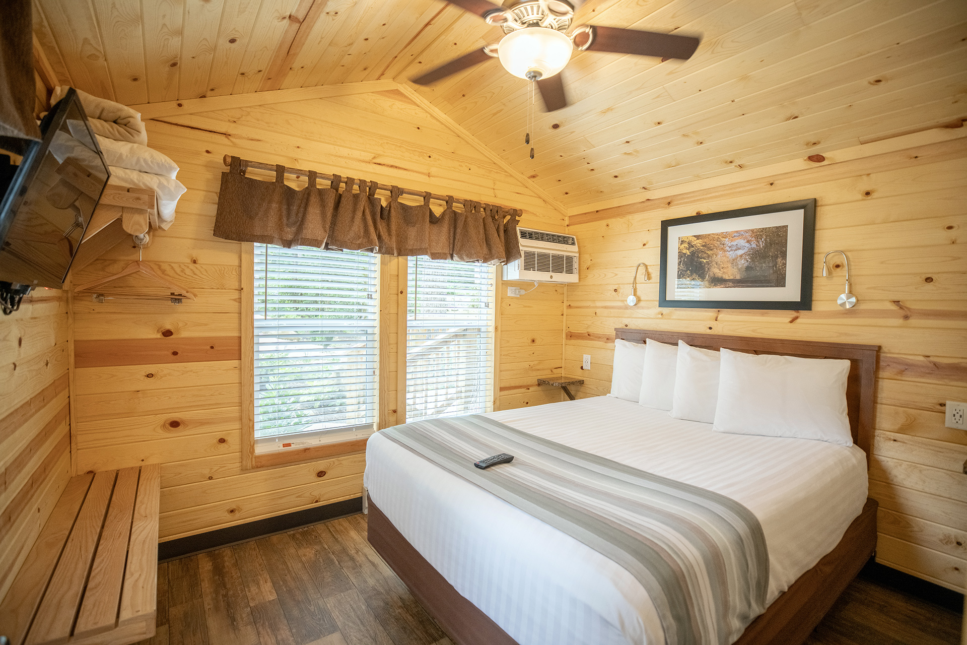 DC7 - Deluxe Cabin, 2 Room with KOA Patio®