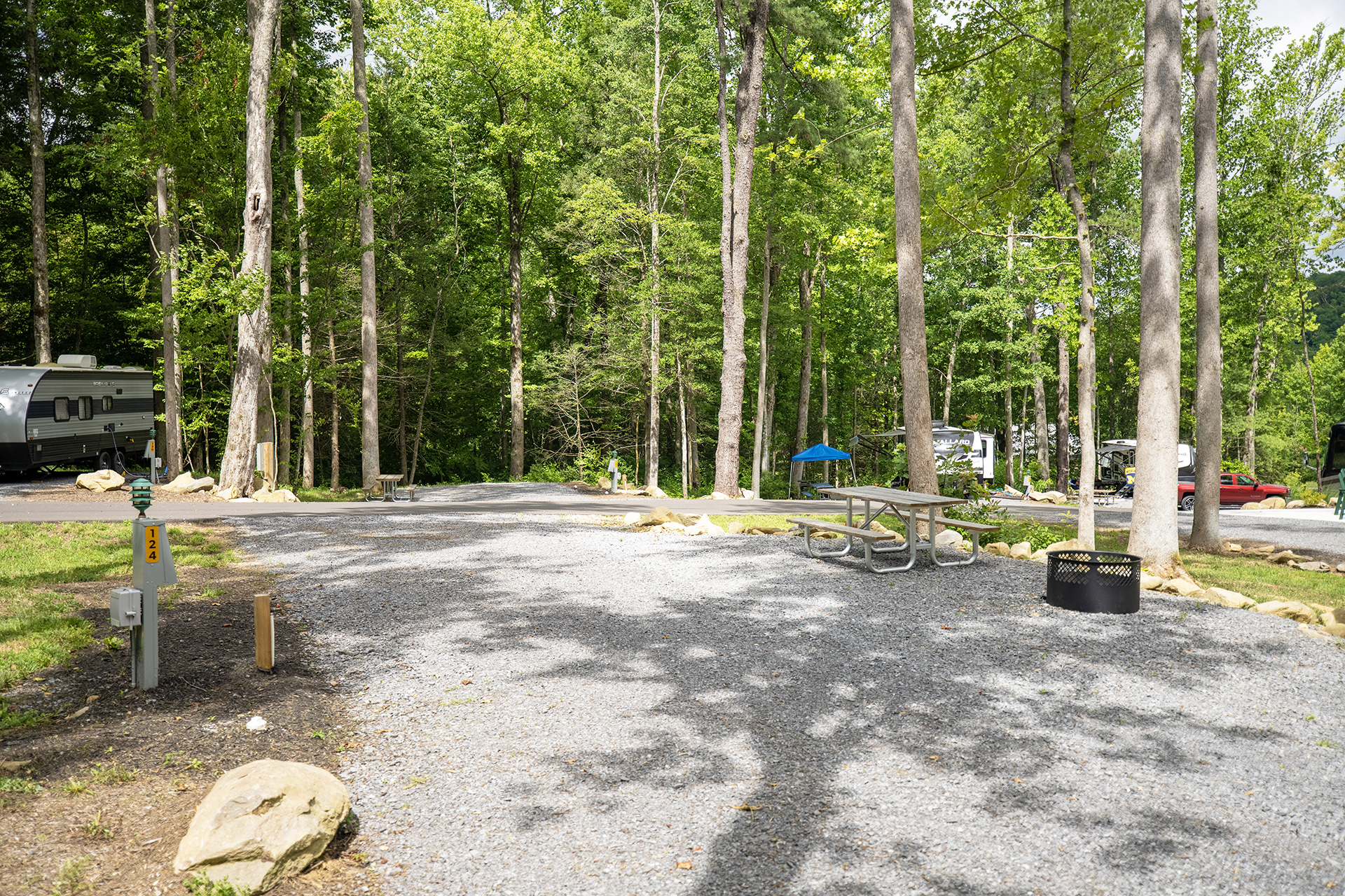 RV 124, Pull-Thru 50/30 AMPS FHU, Spacious
