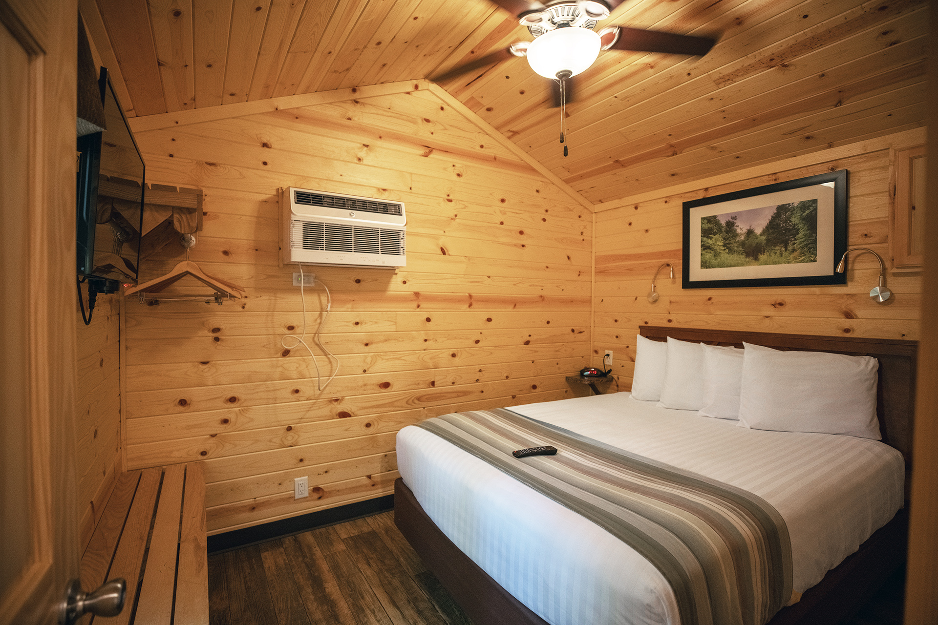 DC4 - Deluxe Cabin, 2 Room with KOA Patio®