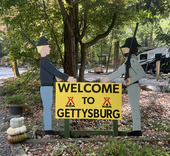 Welcome sign with soldier statues at entrance of Gettysburg KOA