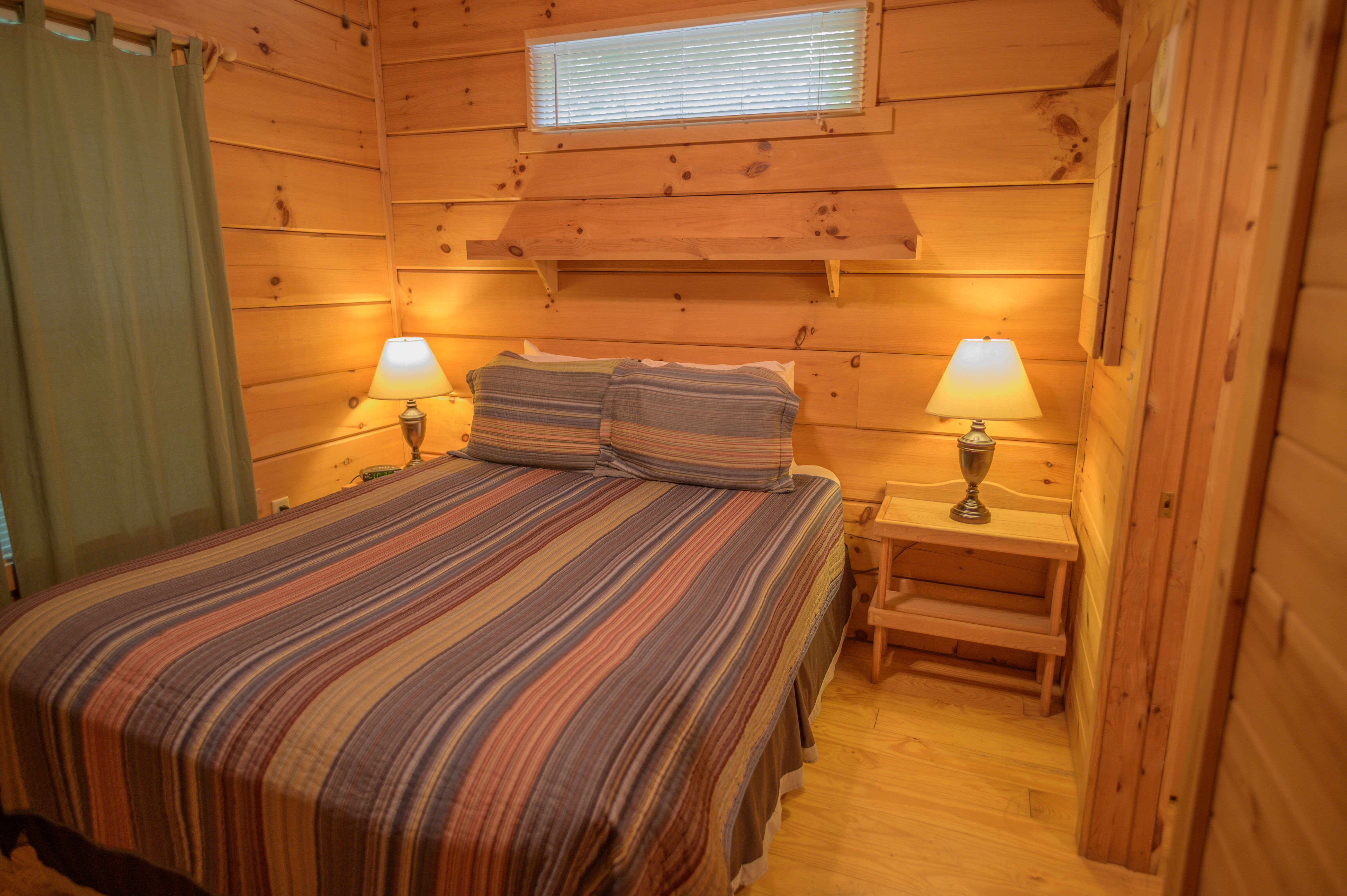 Queen Bed with linens of Deluxe Cabin