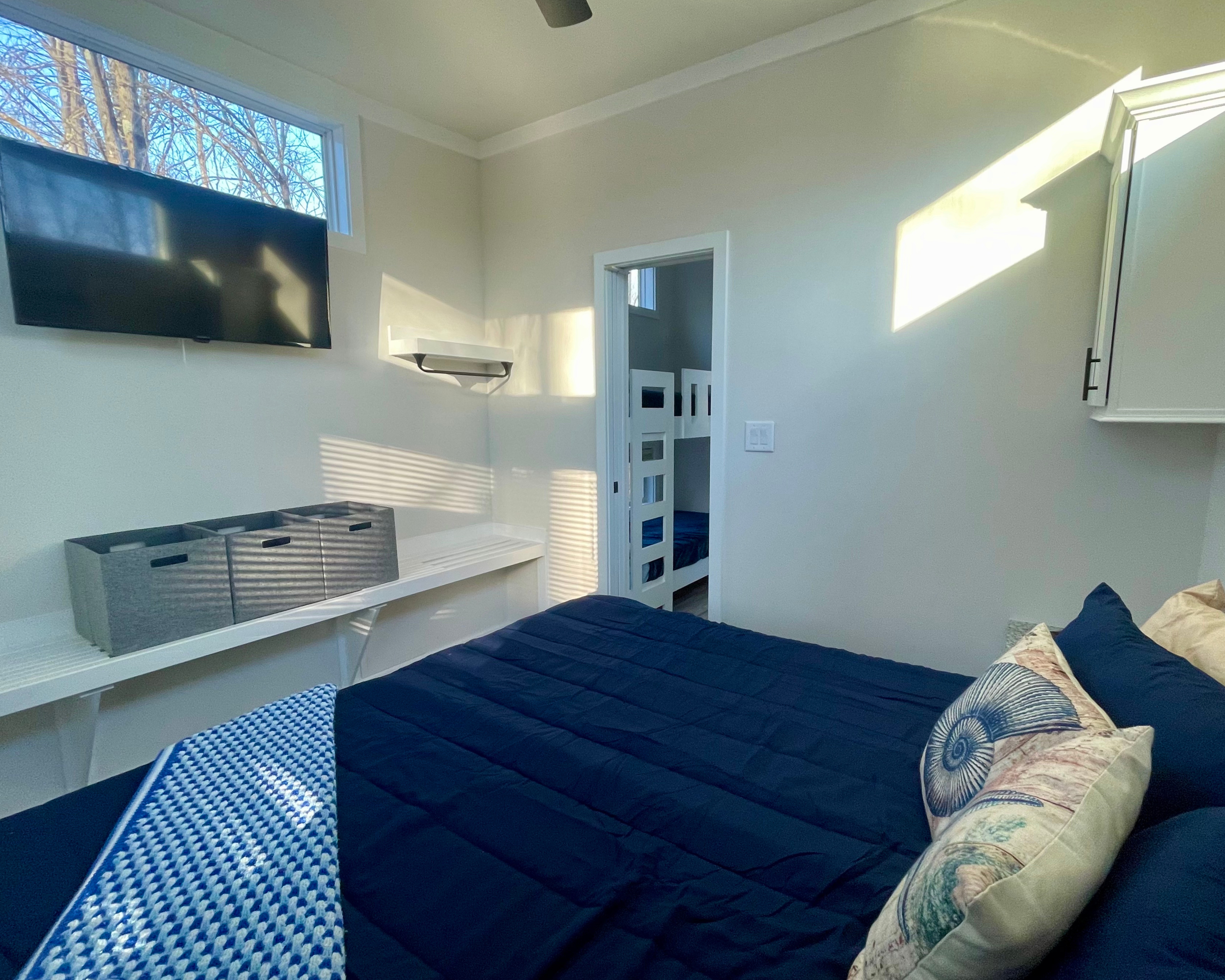 Mountainside Lodge - Master Bedroom, King Sized Bed