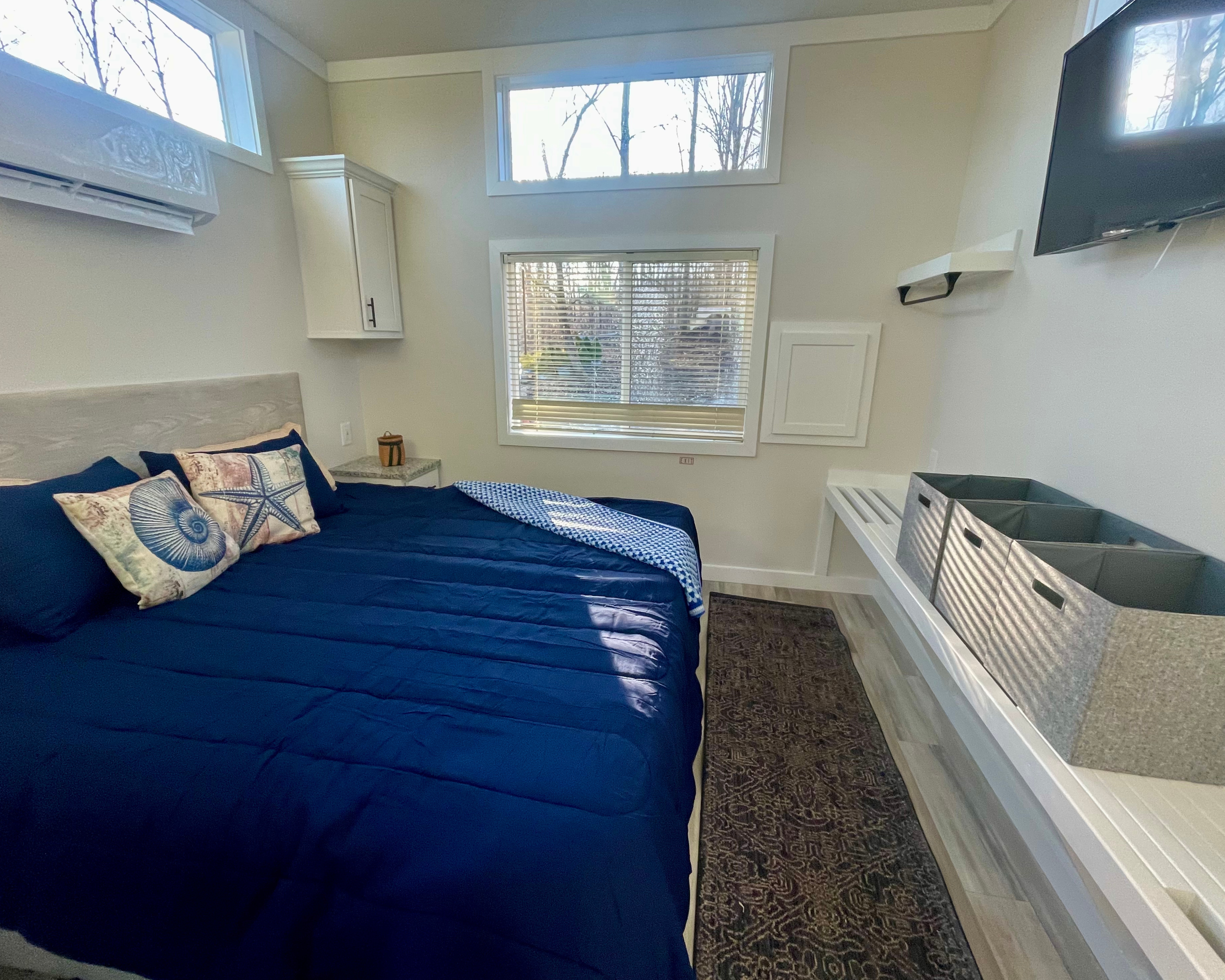 Mountainside Lodge - Master Bedroom, King Sized Bed