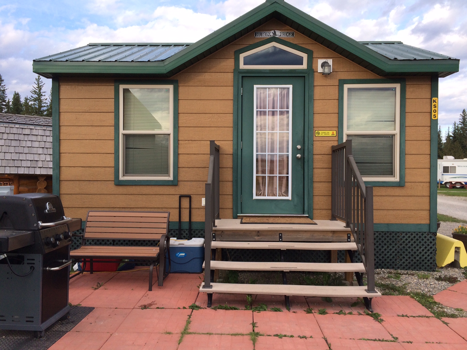 Deluxe Cabin  (w/bathroom)
