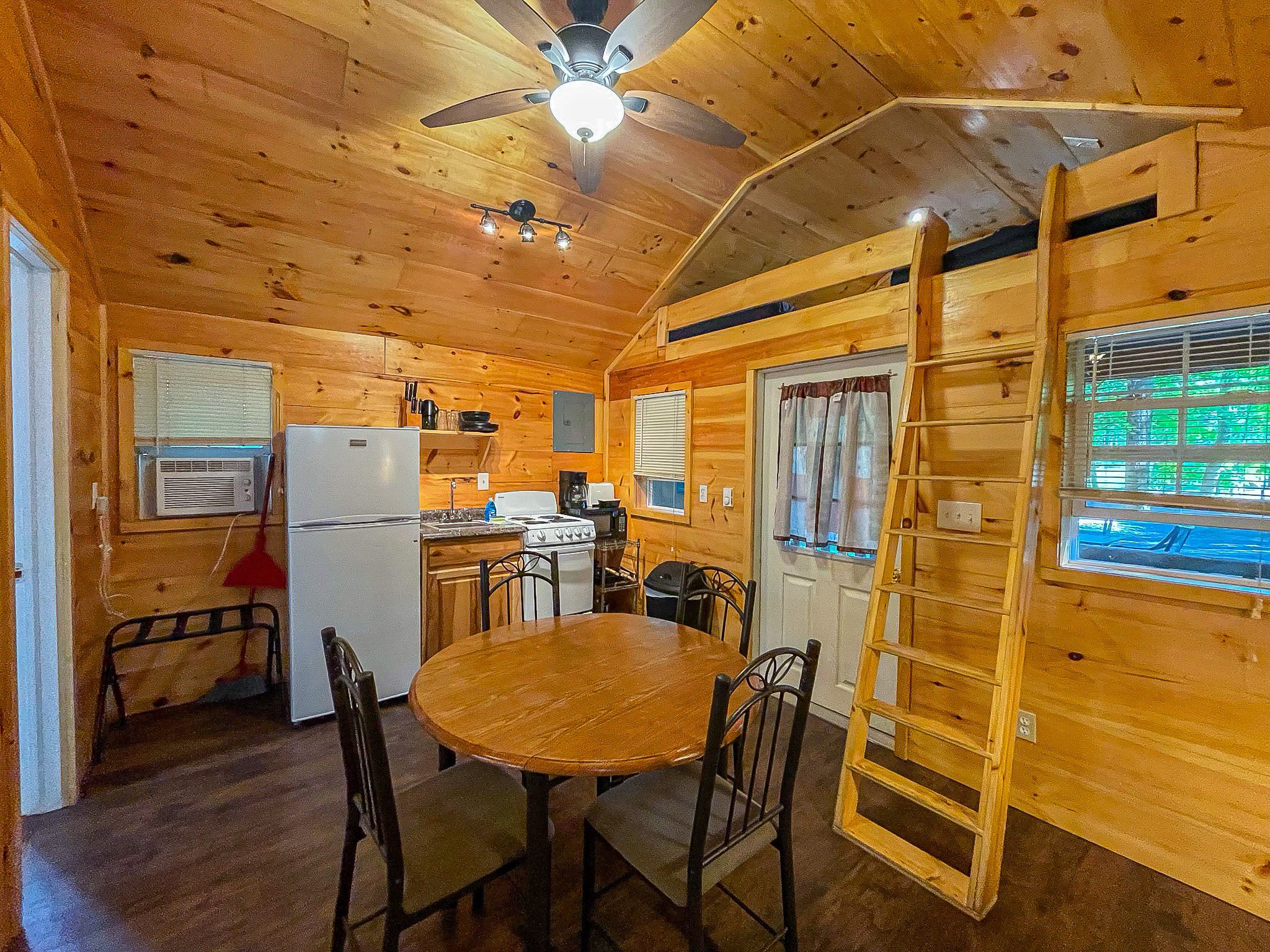 DK3 Kitchen/Dining Area