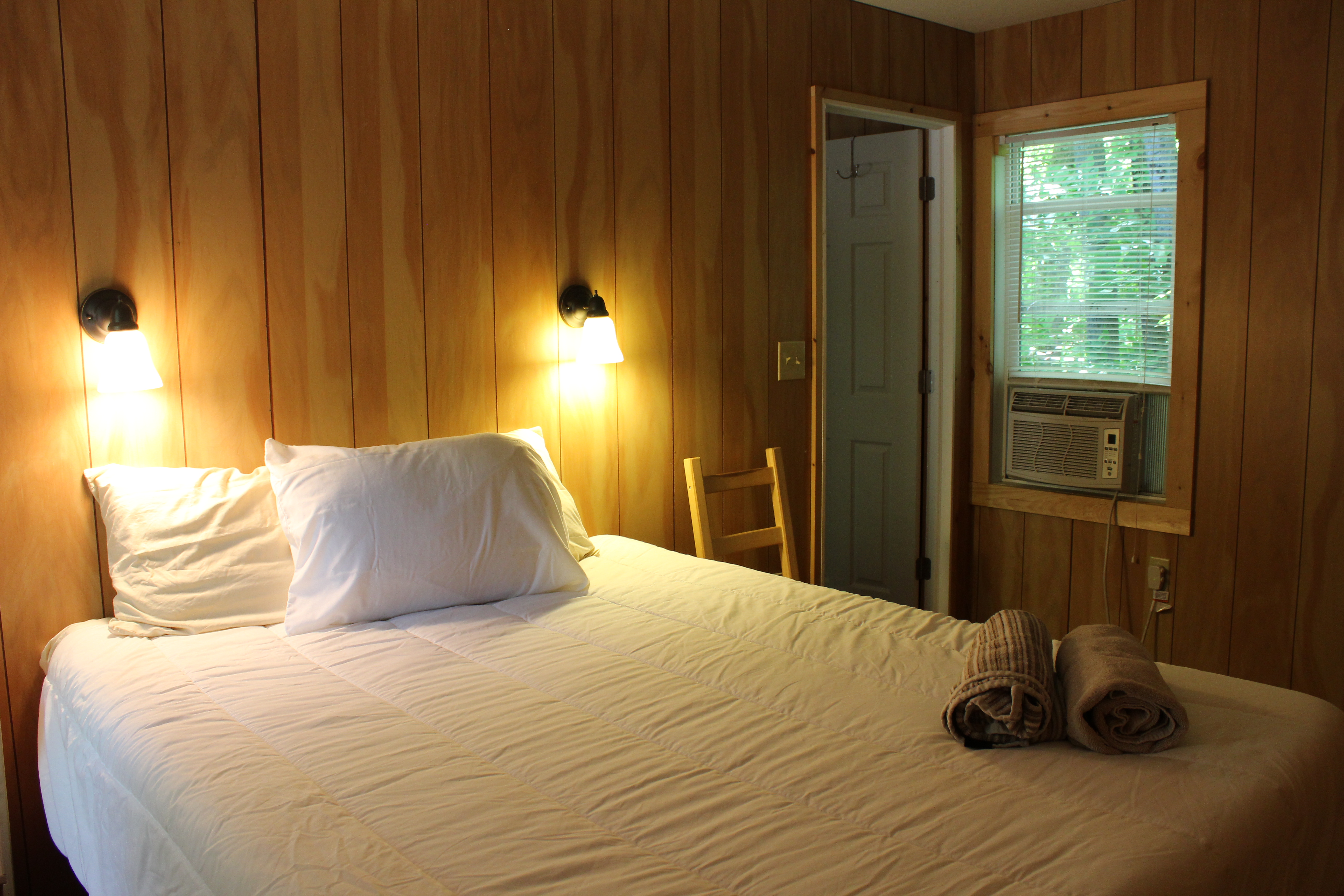 Deluxe Cabins - DK1 & DK2, Man bedroom with Queen bed.
