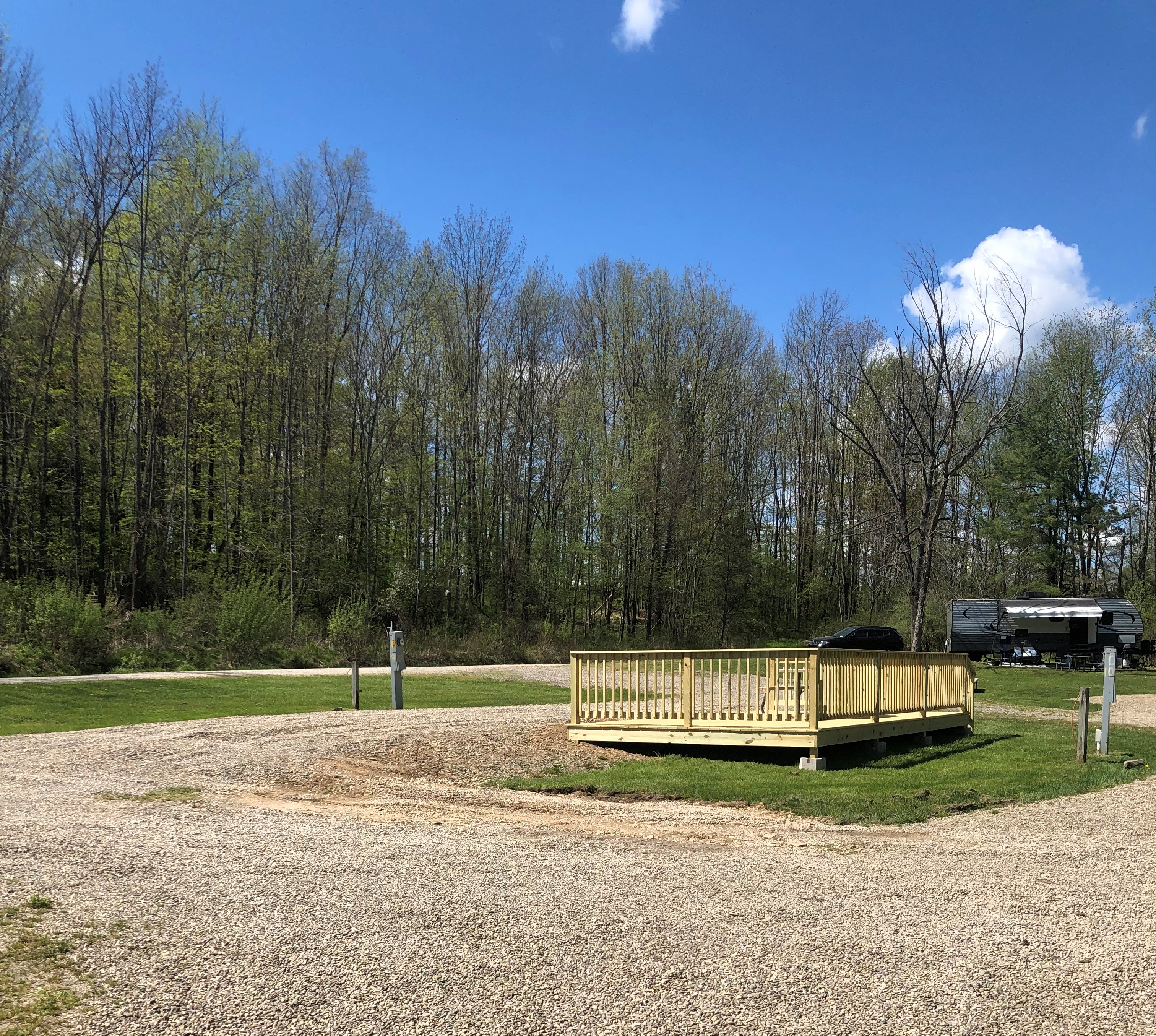 Site C09 pull-thru w/deck 50/30 amp
