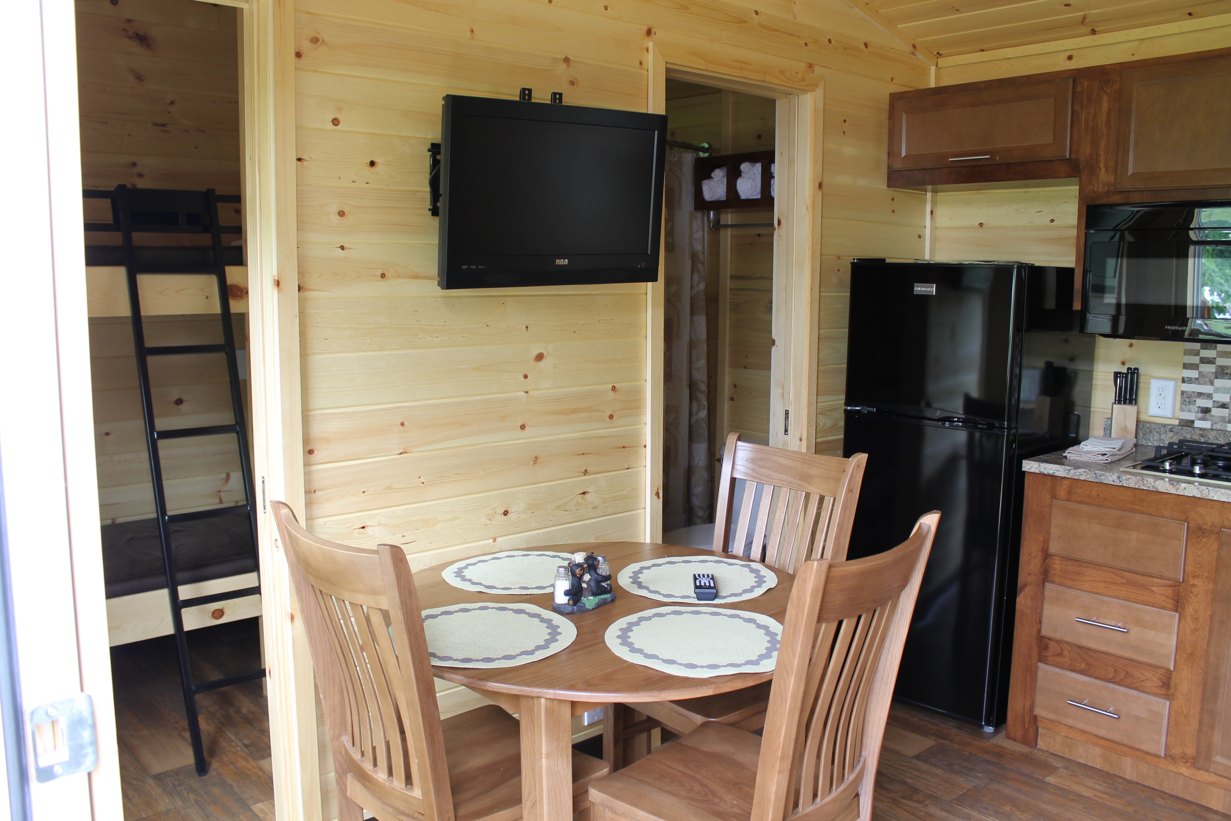 Deluxe Kabin 
Entrance, left