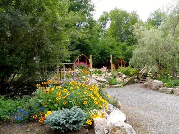 Beautiful Cabin Flower Gardens 1000 Islands Ivy Lea KOA Campground
