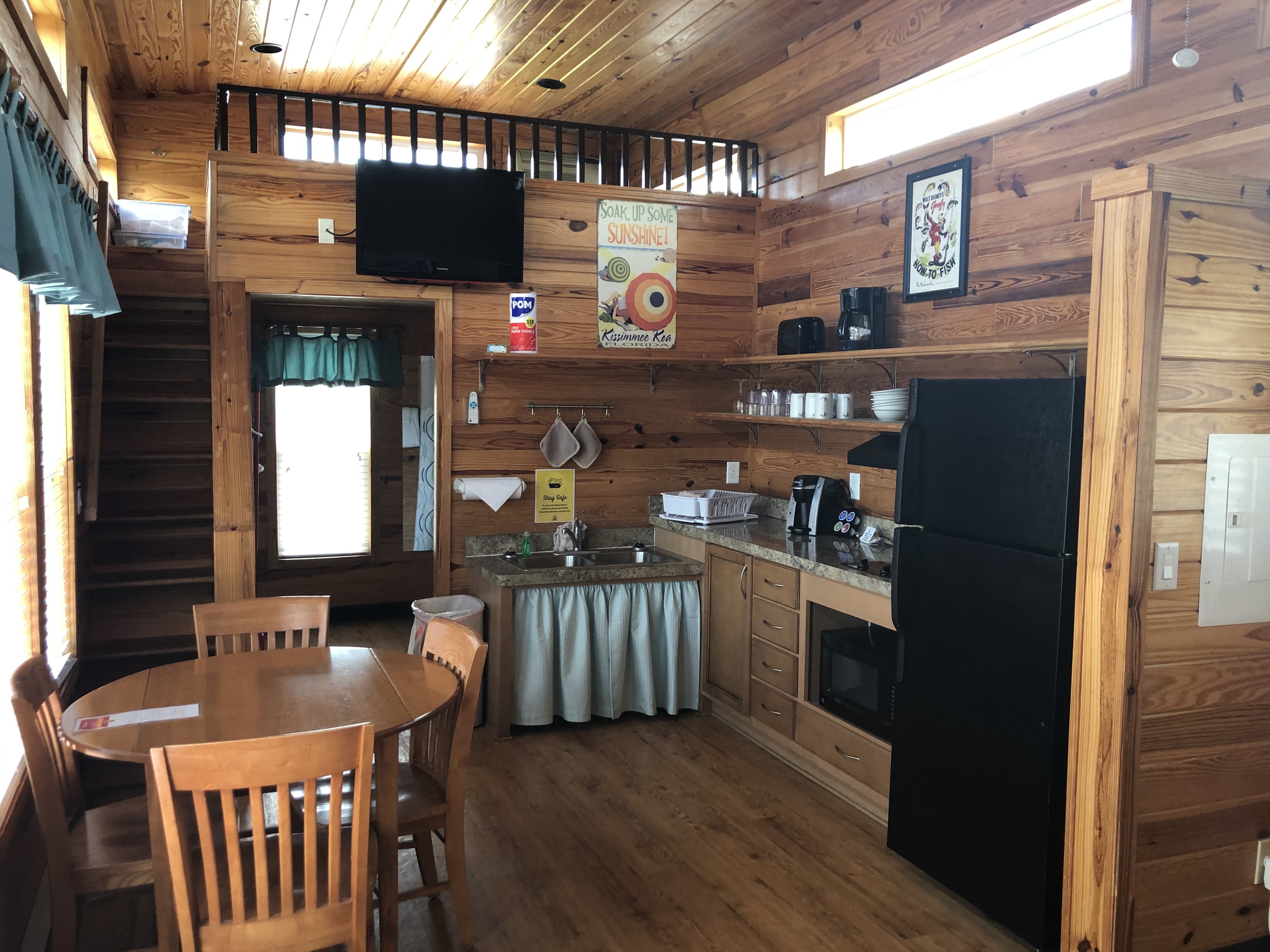 HC w/ loft living and kitchen area