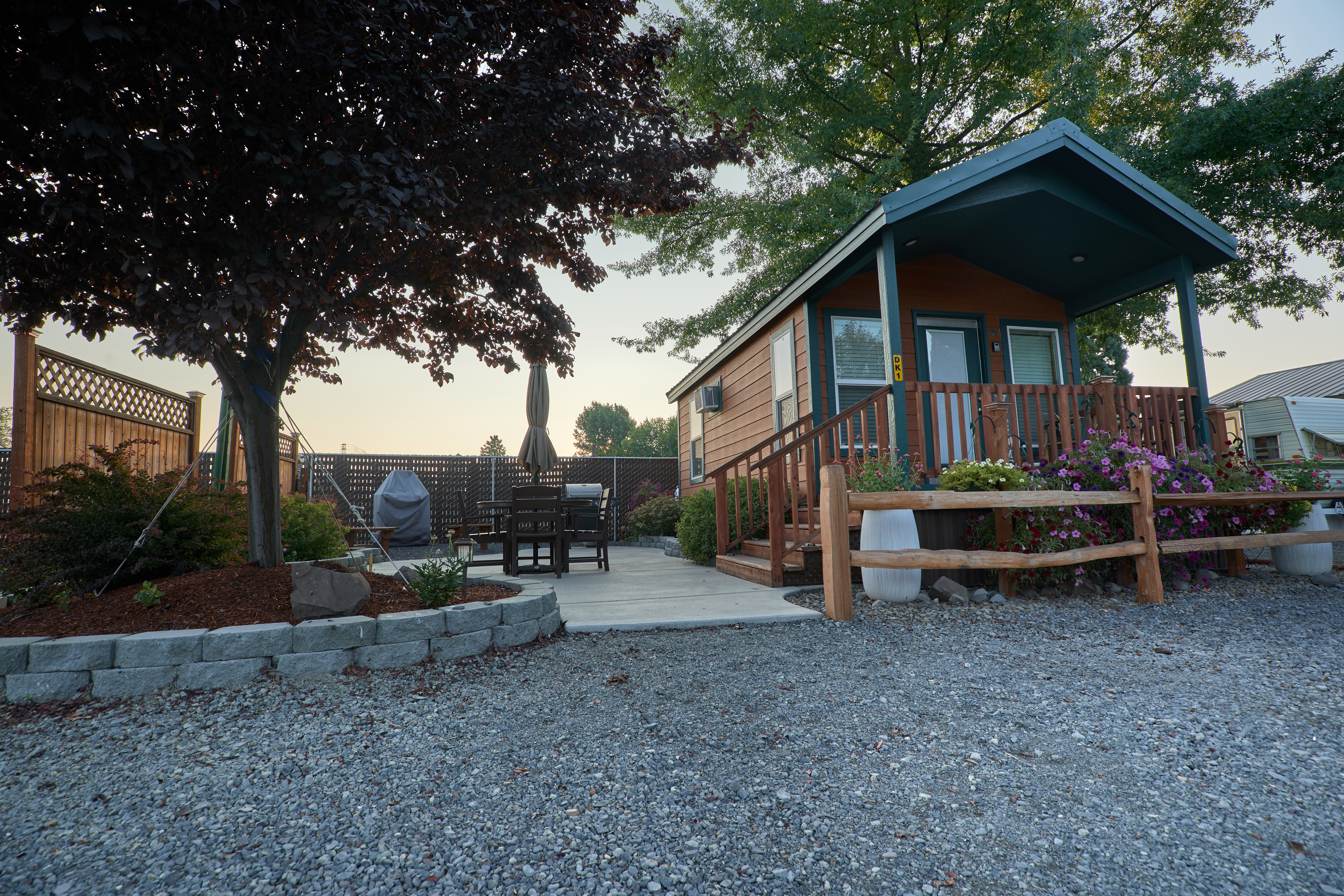Deluxe Cabin, Exterior