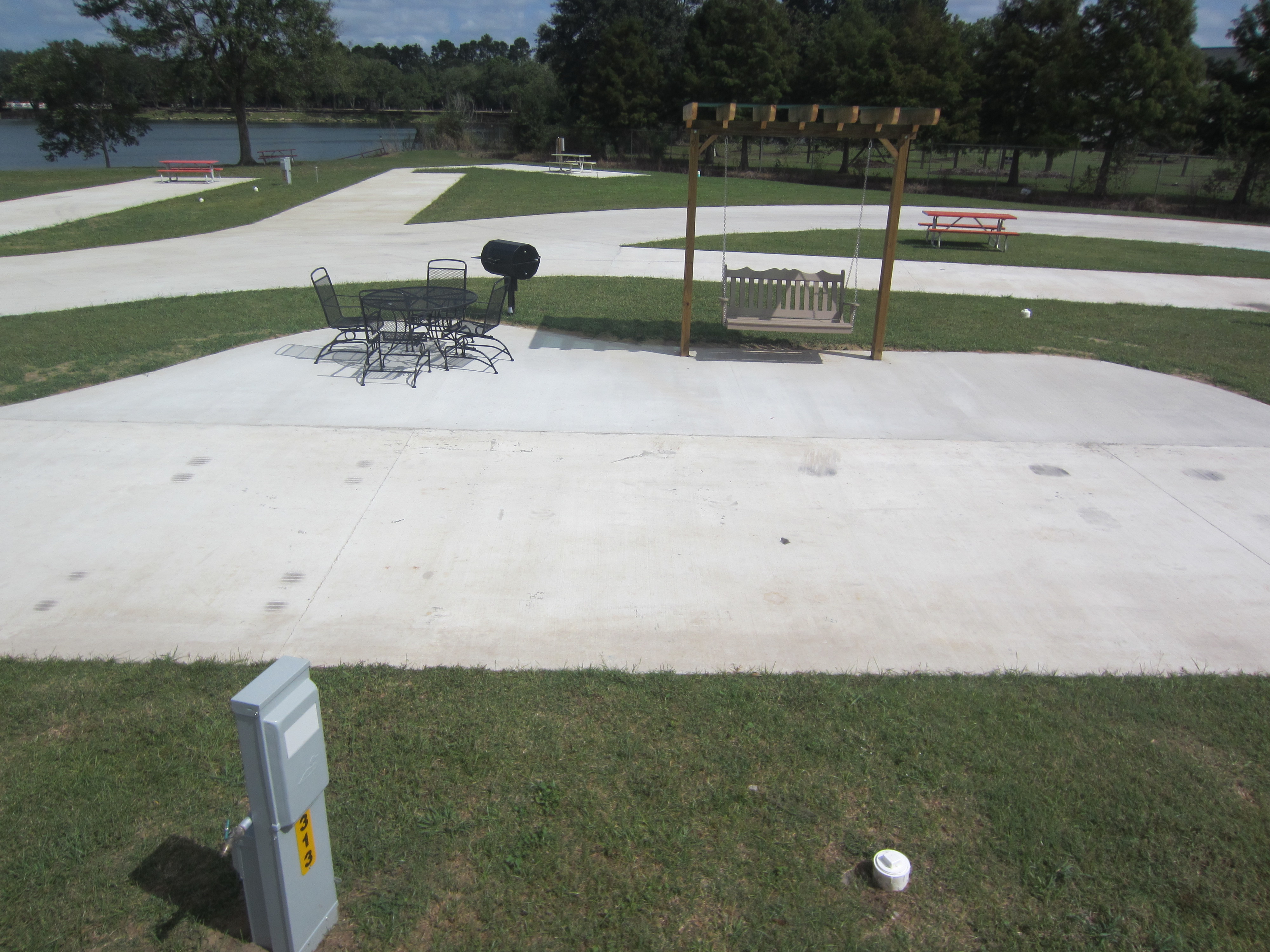 Site 313 Deluxe Patio Pull Thru