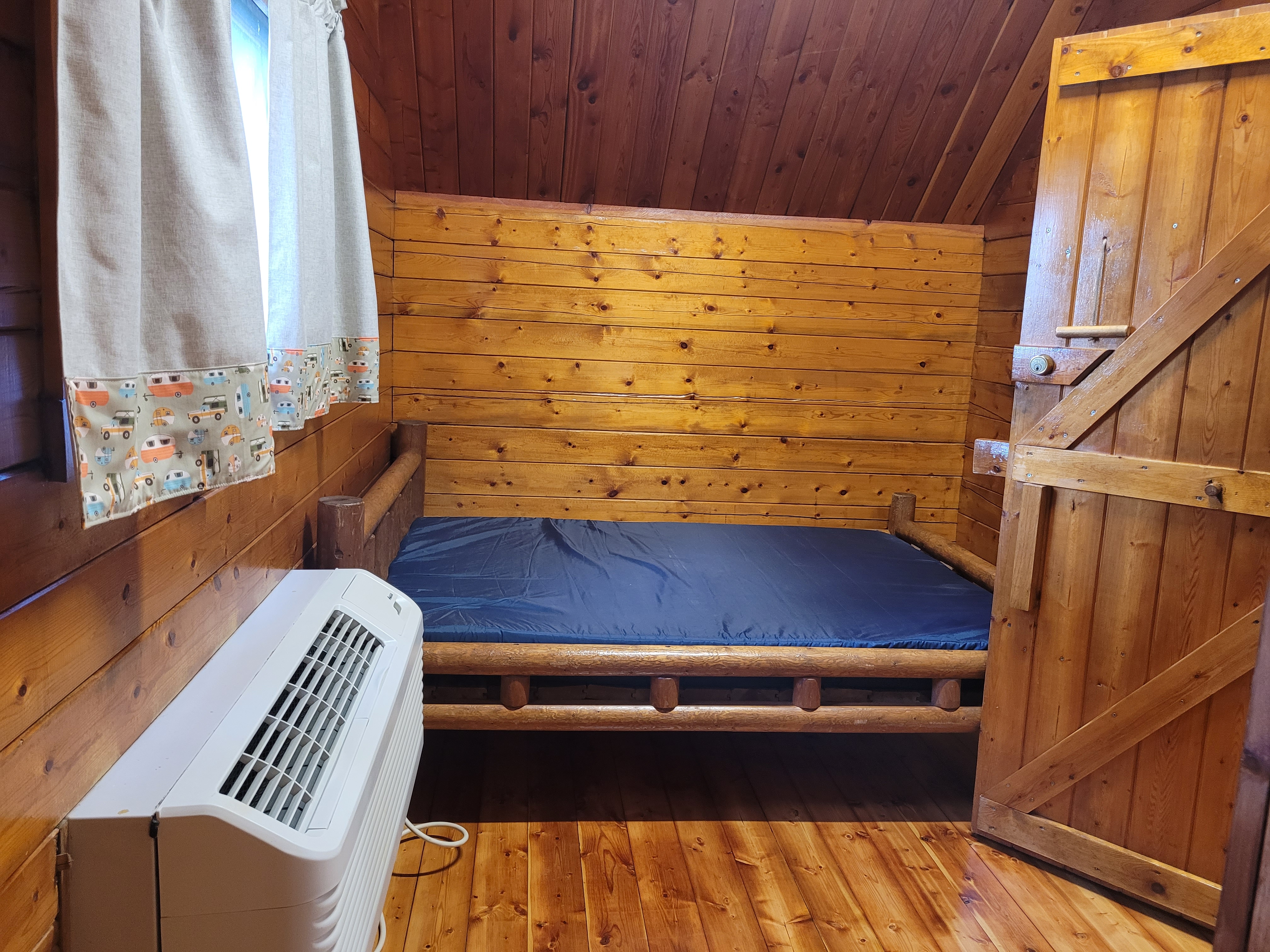Deluxe Kabin - Back bedroom
