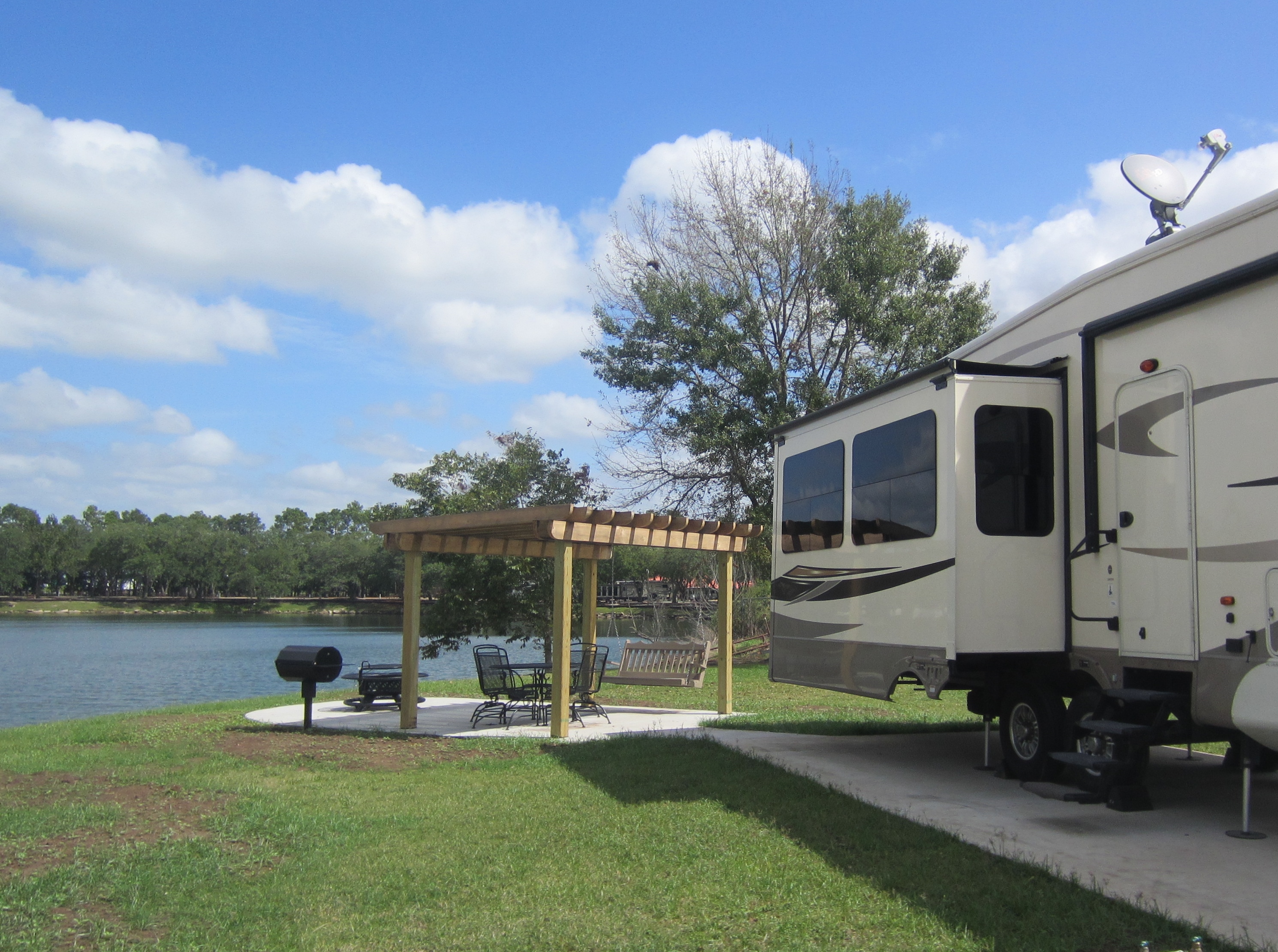 Premium Patio LakeSide 50amp site 306