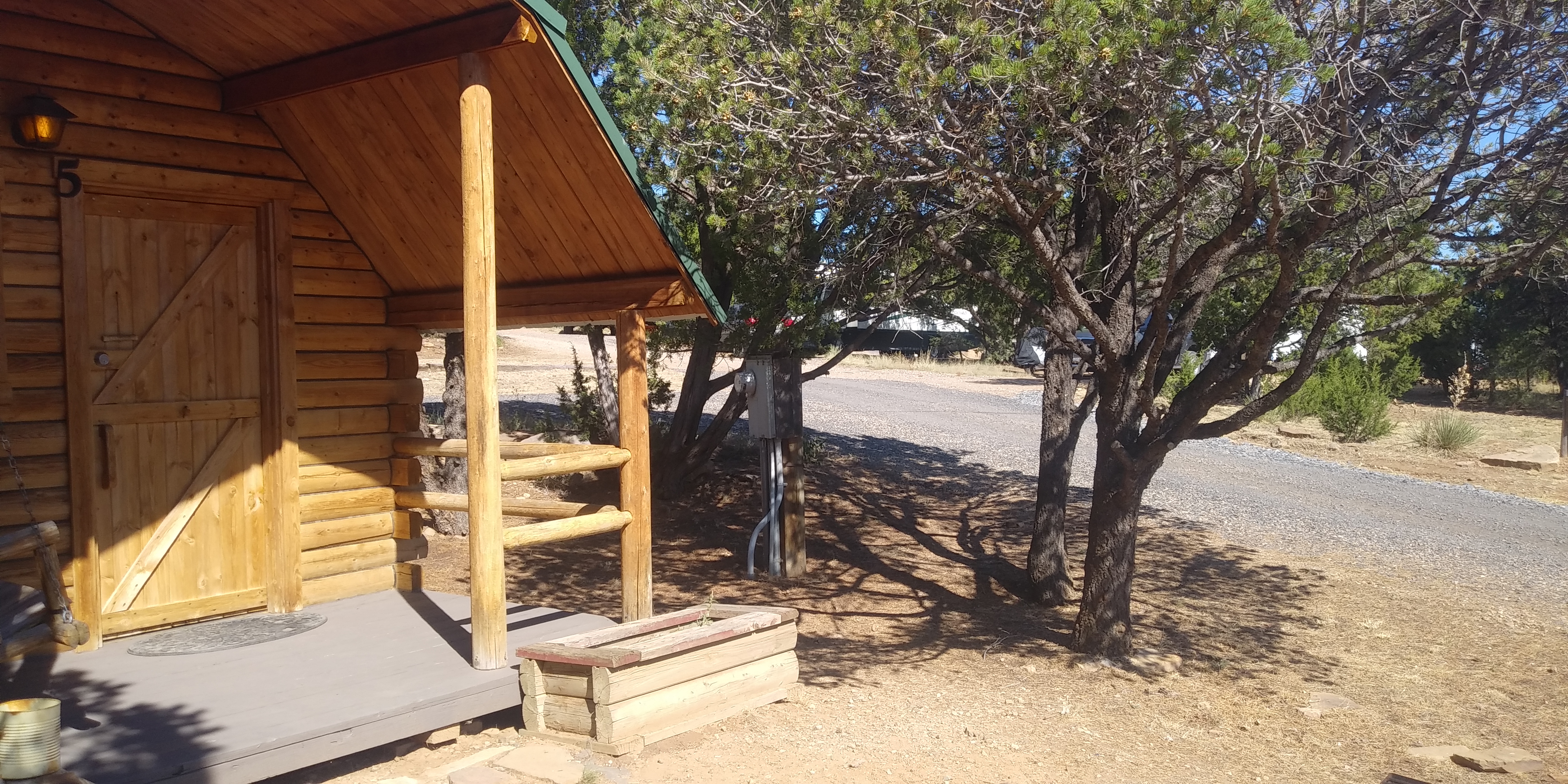 Cute Kabin, 1 full size bed, plus bunk bed (2  beds). Close proximity to public bathrooms.