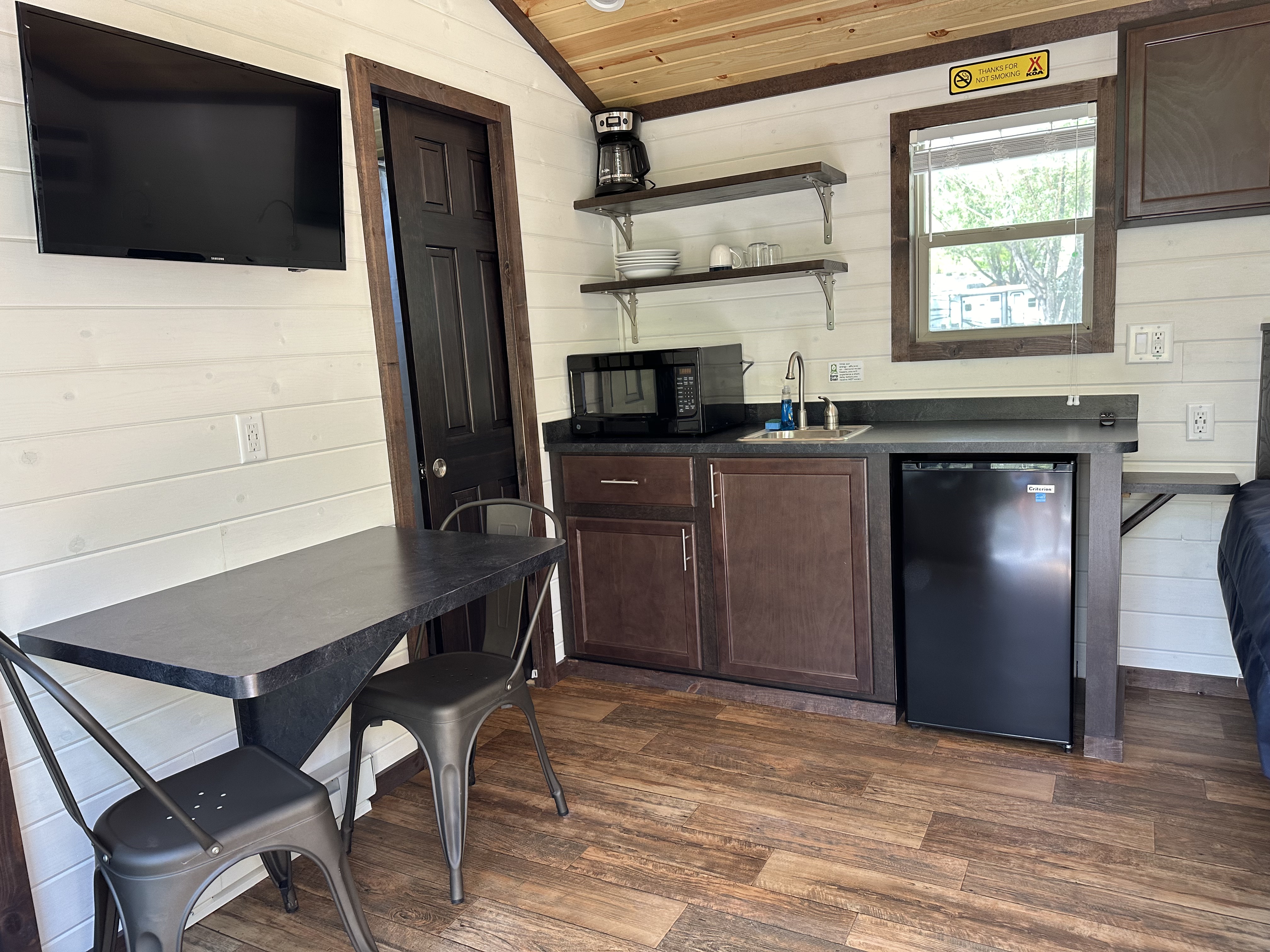 Cabins L29 & L48 kitchenette area.