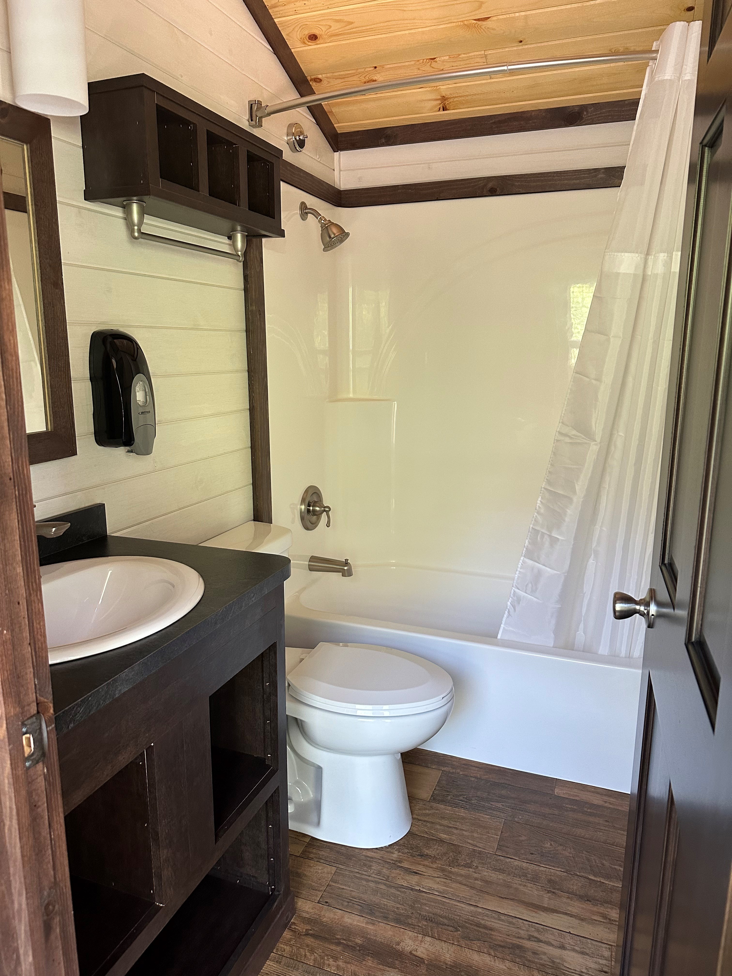 Cabins L50 & L203 Bath with tub/shower