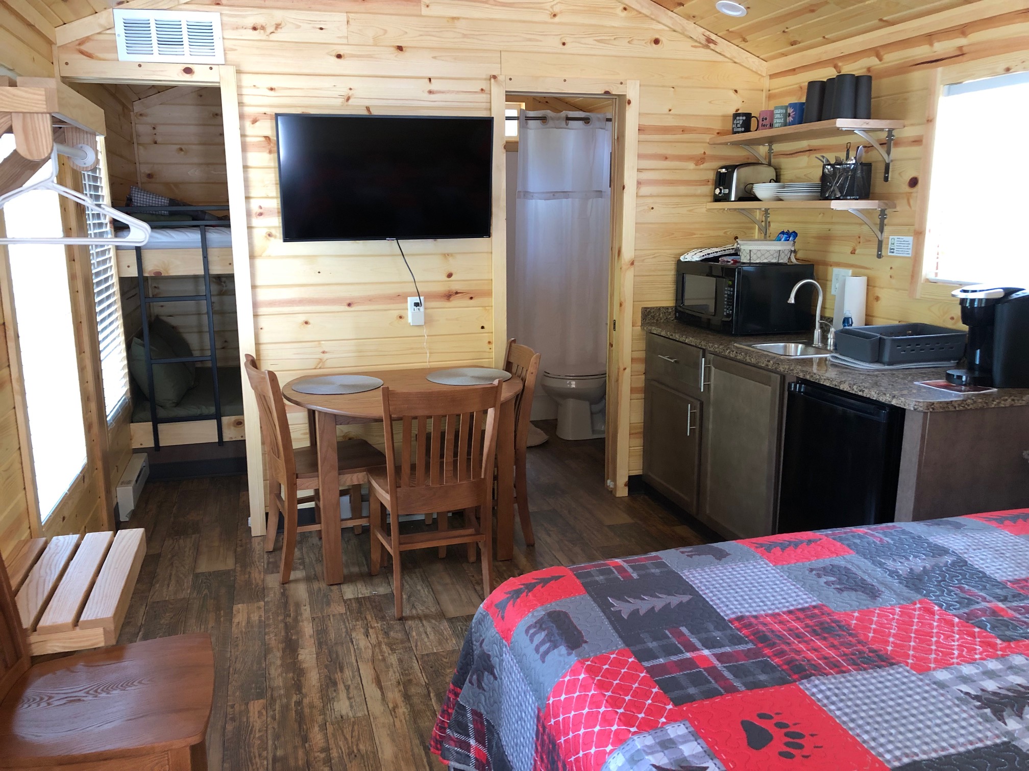 Bear Cabin=- another view of room