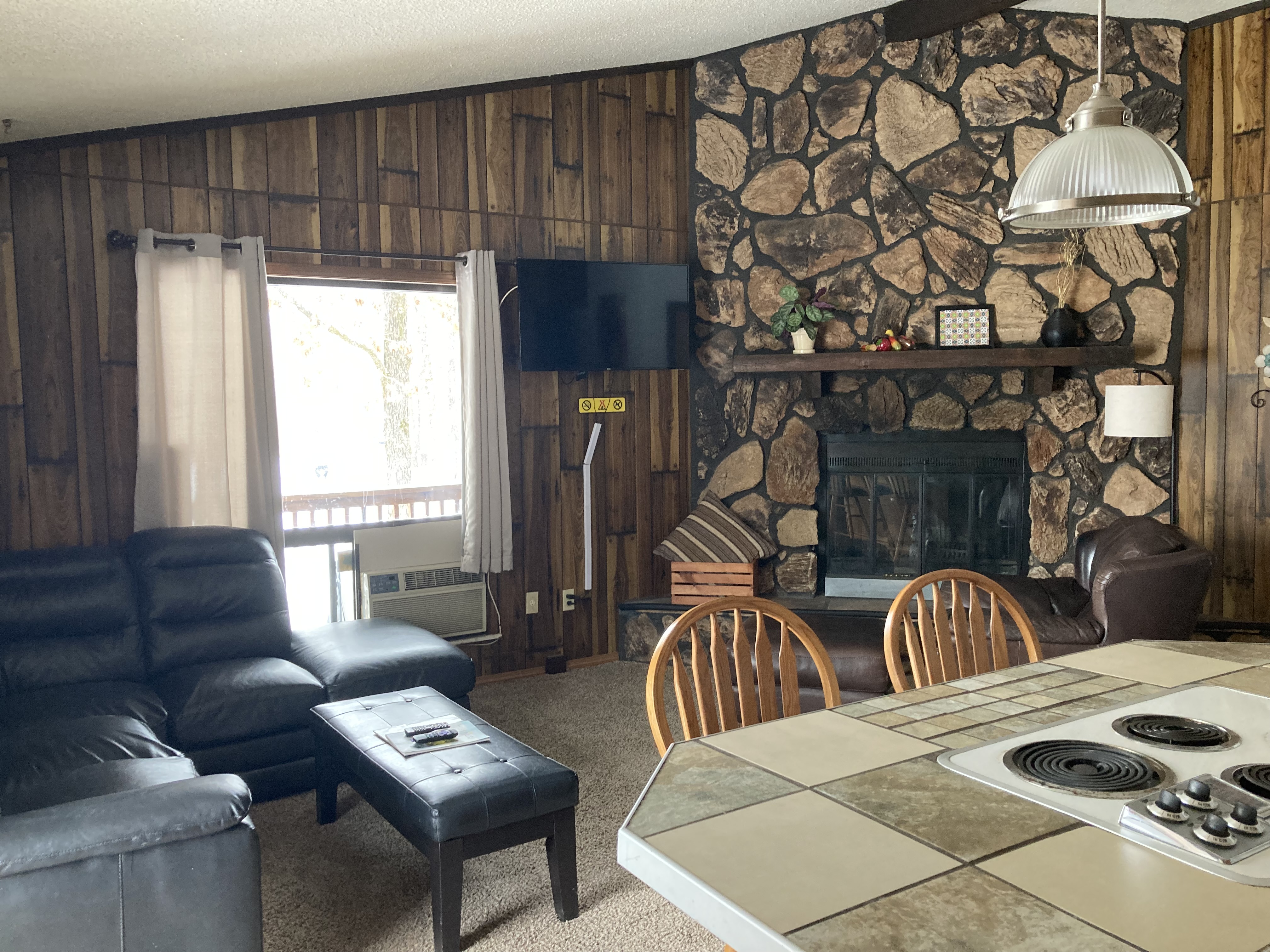 Poolside Twin living room