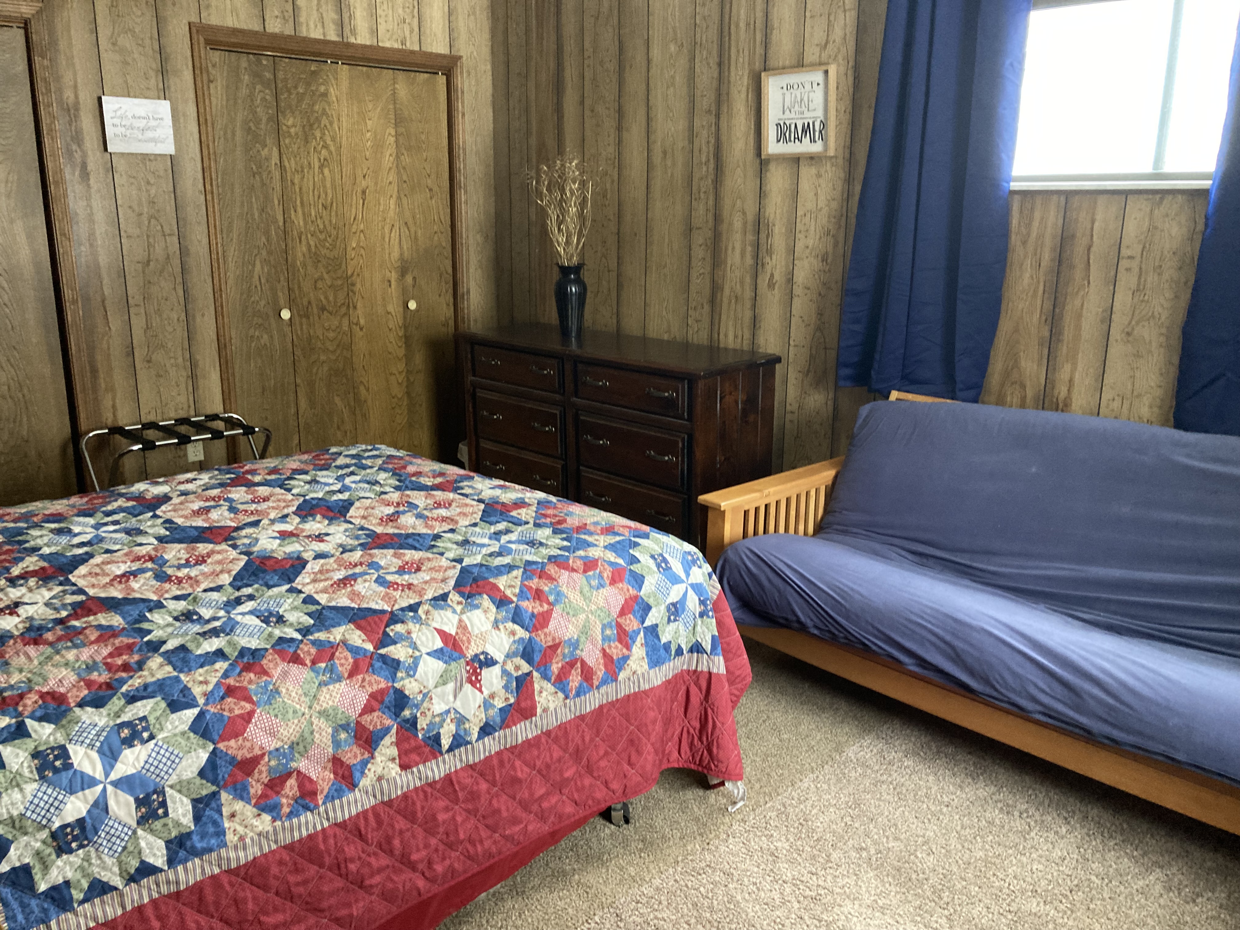 Poolside Twin bedroom-queen bed