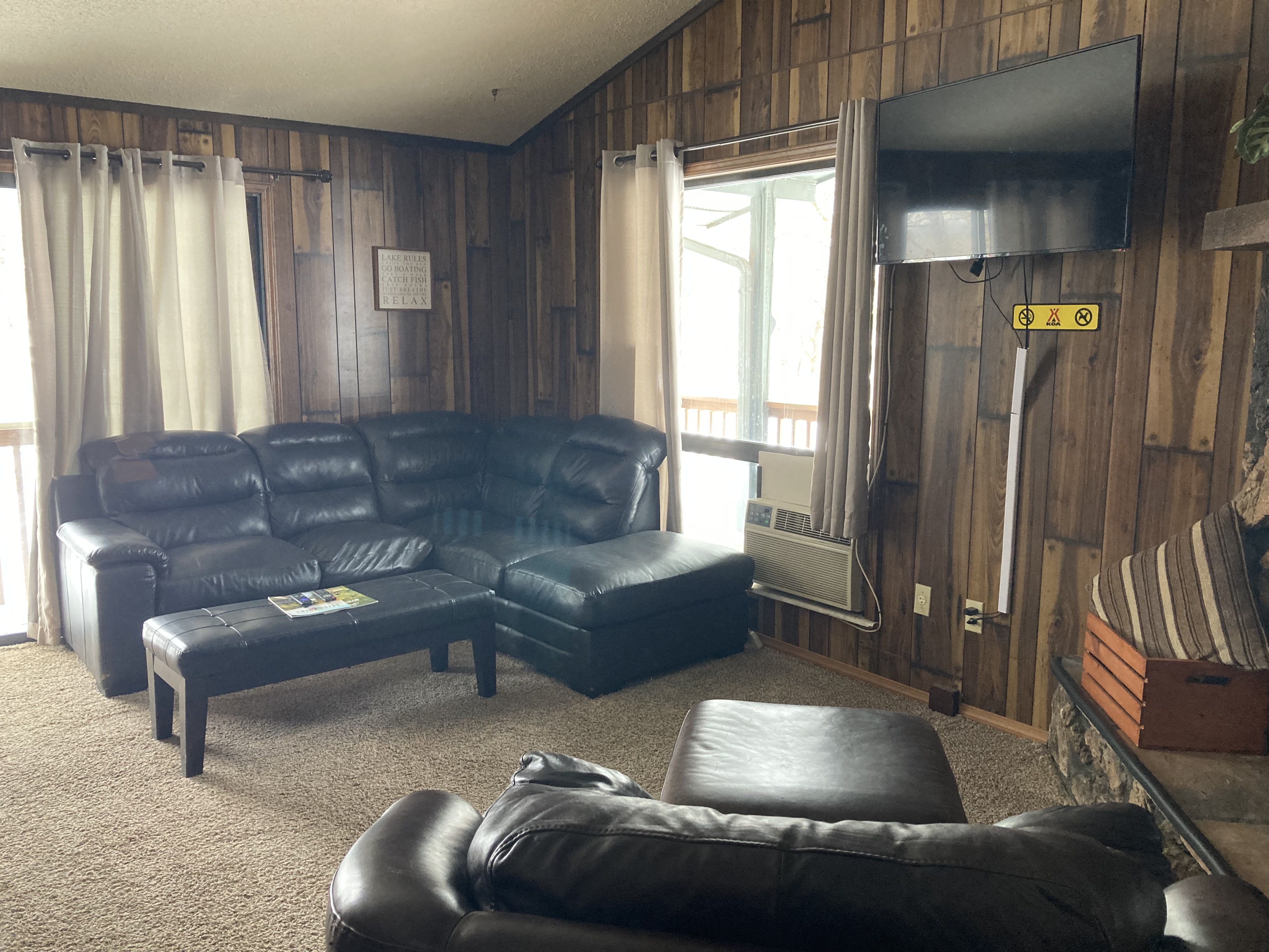 Poolside Twin living room