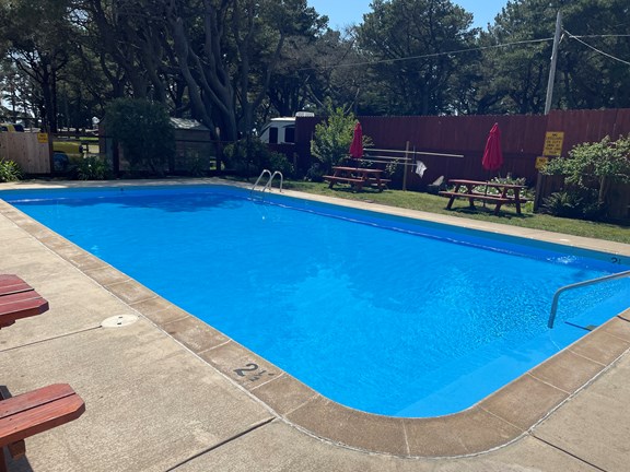 Sparkling heated pool (seasonal)