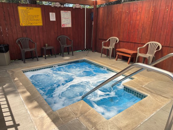 Hot tub (year round, 18 and older)