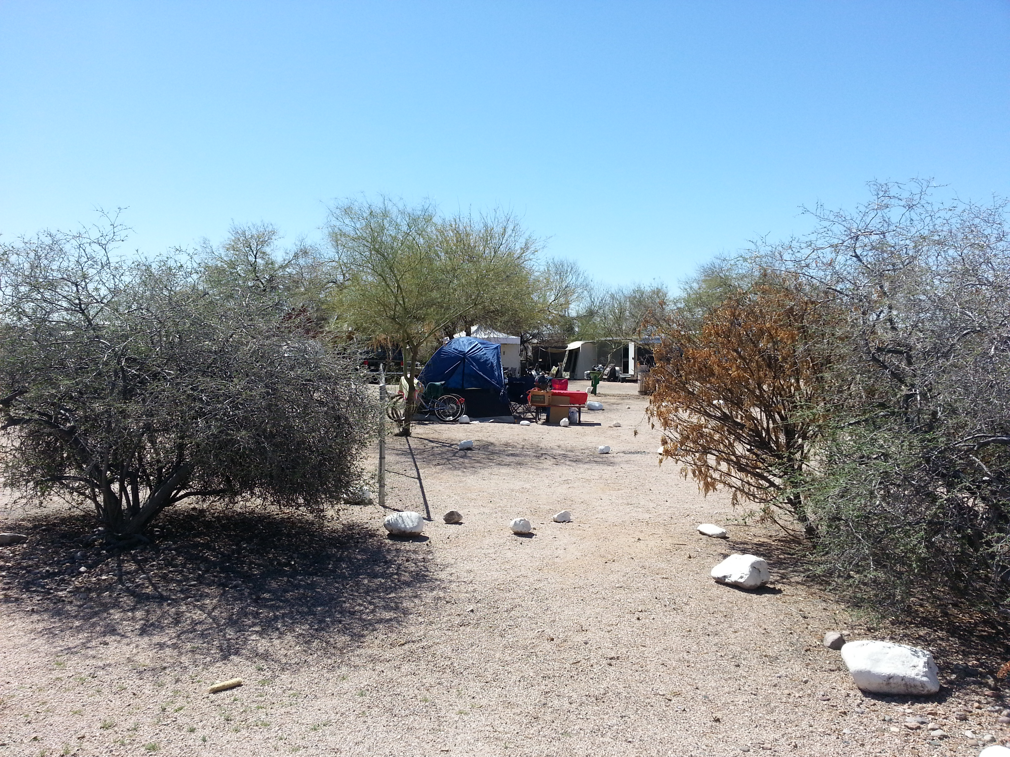 Tent, No hookups Get a good night's sleep in these dry camping sites. Located just a few steps from the restrooms, showers, hot tub and pool, what could be more convenient? Sites are limited so book now!